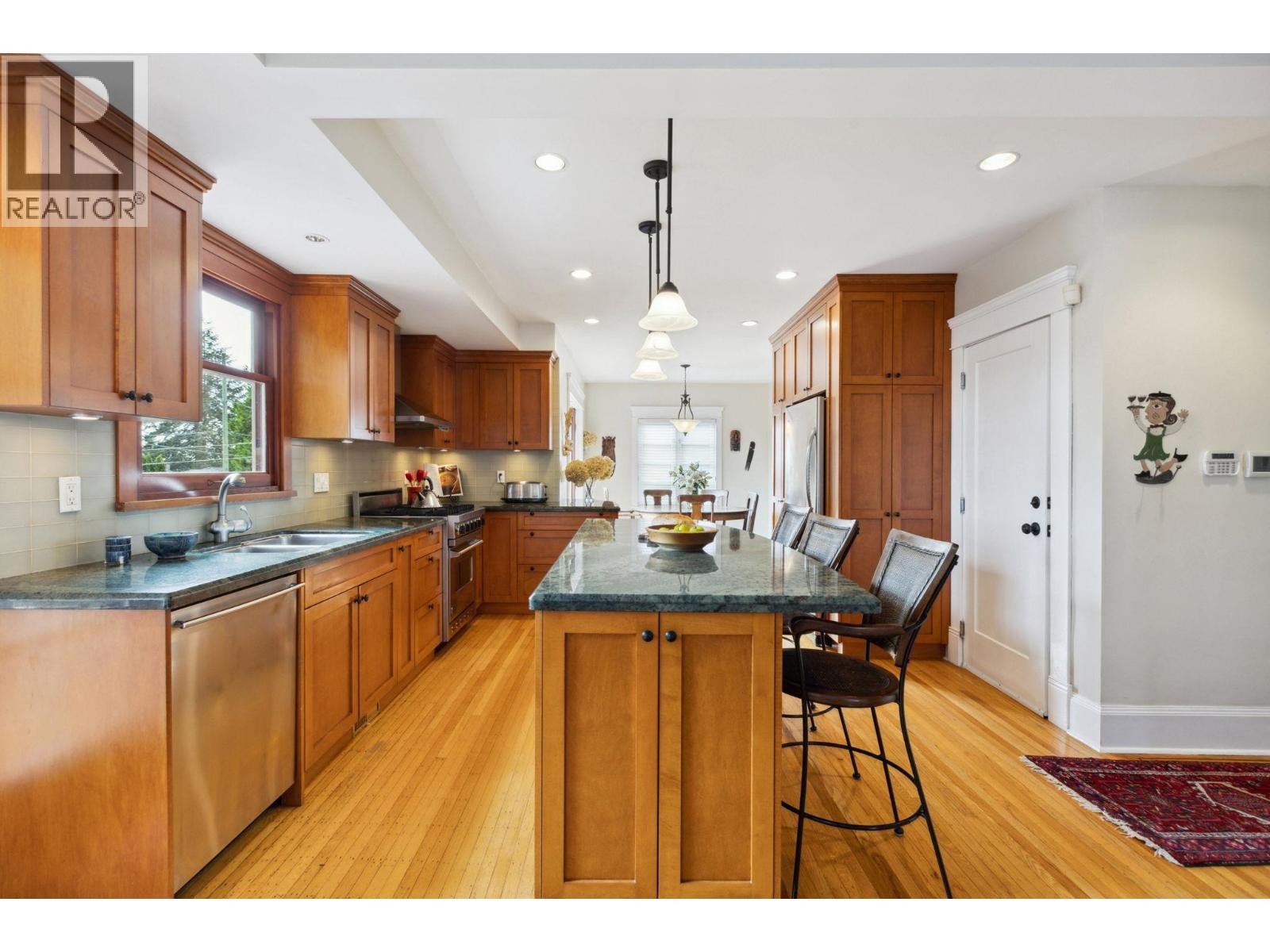 












349 E 24TH STREET

,
North Vancouver,




British Columbia
V7L3E9

