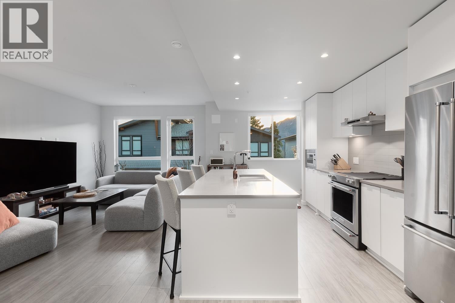 












41224 HIGHLINE PLACE

,
Squamish,




British Columbia
V8B1C2

