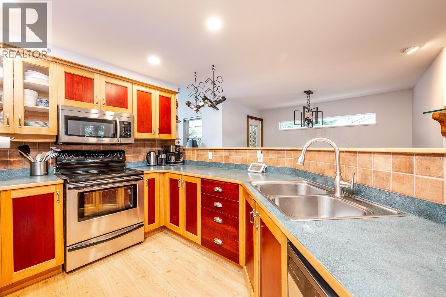 












40449 THUNDERBIRD RIDGE

,
Squamish,




British Columbia
V0N1T0

