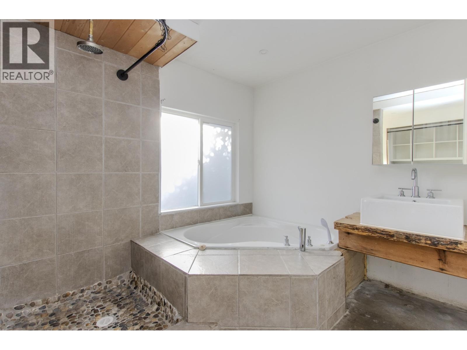 












37970 FIFTH AVENUE

,
Squamish,




British Columbia
V8P0P7

