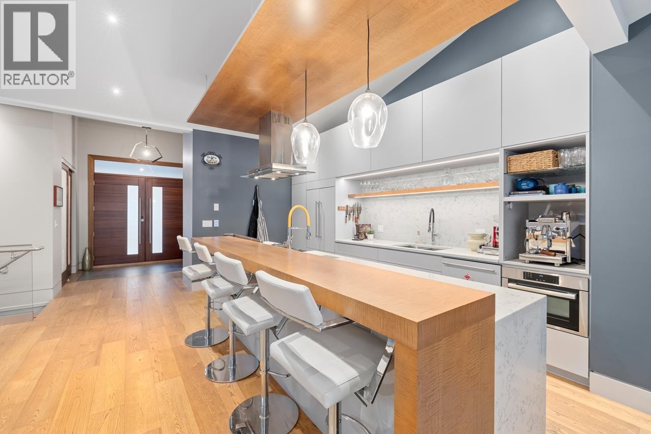 












1269 CLOVERLEY STREET

,
North Vancouver,




British Columbia
V7L1N7

