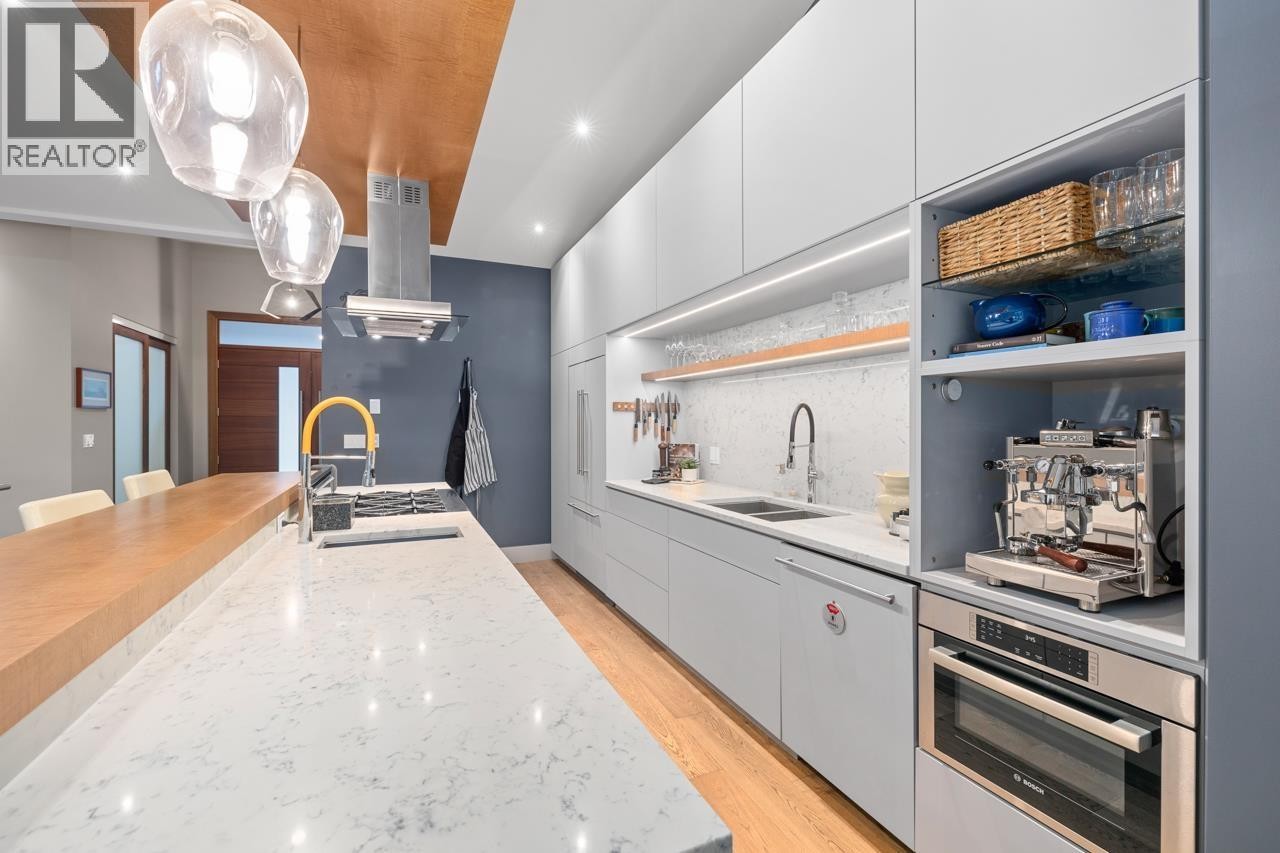 












1269 CLOVERLEY STREET

,
North Vancouver,




British Columbia
V7L1N7

