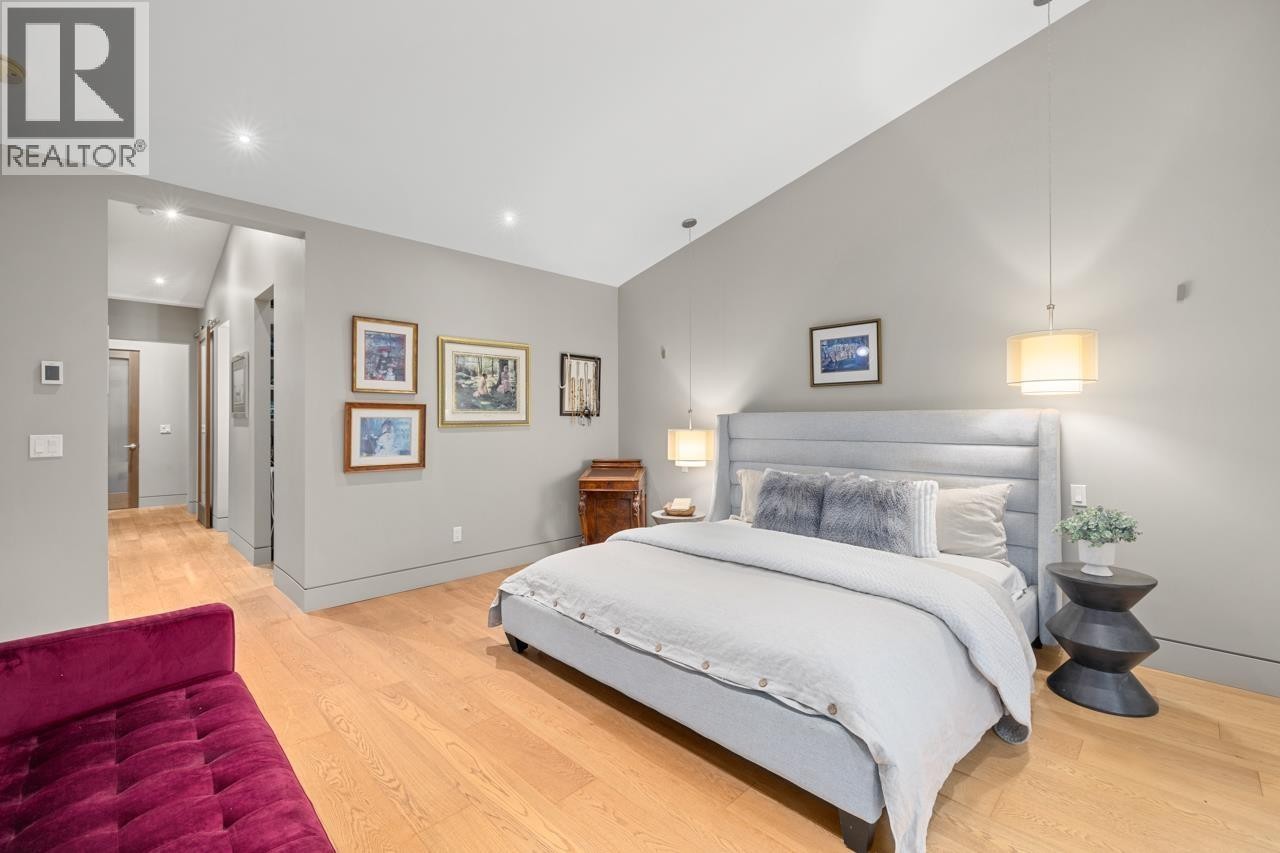 












1269 CLOVERLEY STREET

,
North Vancouver,




British Columbia
V7L1N7

