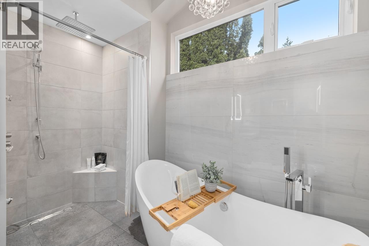 












1269 CLOVERLEY STREET

,
North Vancouver,




British Columbia
V7L1N7

