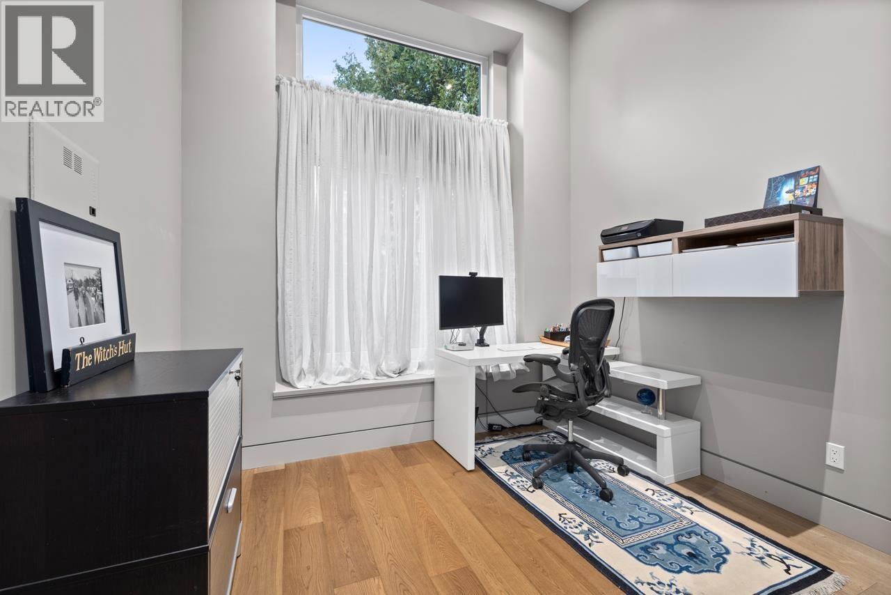 












1269 CLOVERLEY STREET

,
North Vancouver,




British Columbia
V7L1N7

