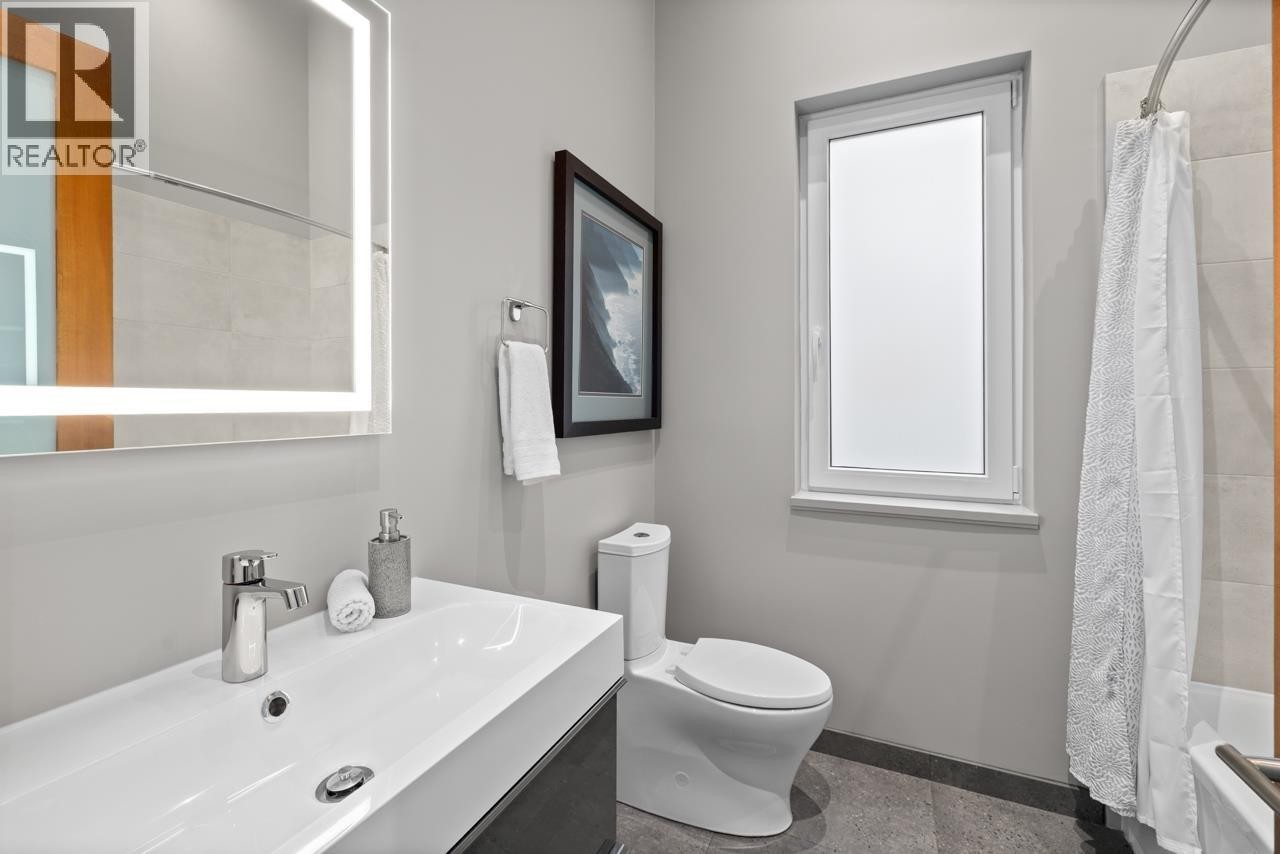 












1269 CLOVERLEY STREET

,
North Vancouver,




British Columbia
V7L1N7

