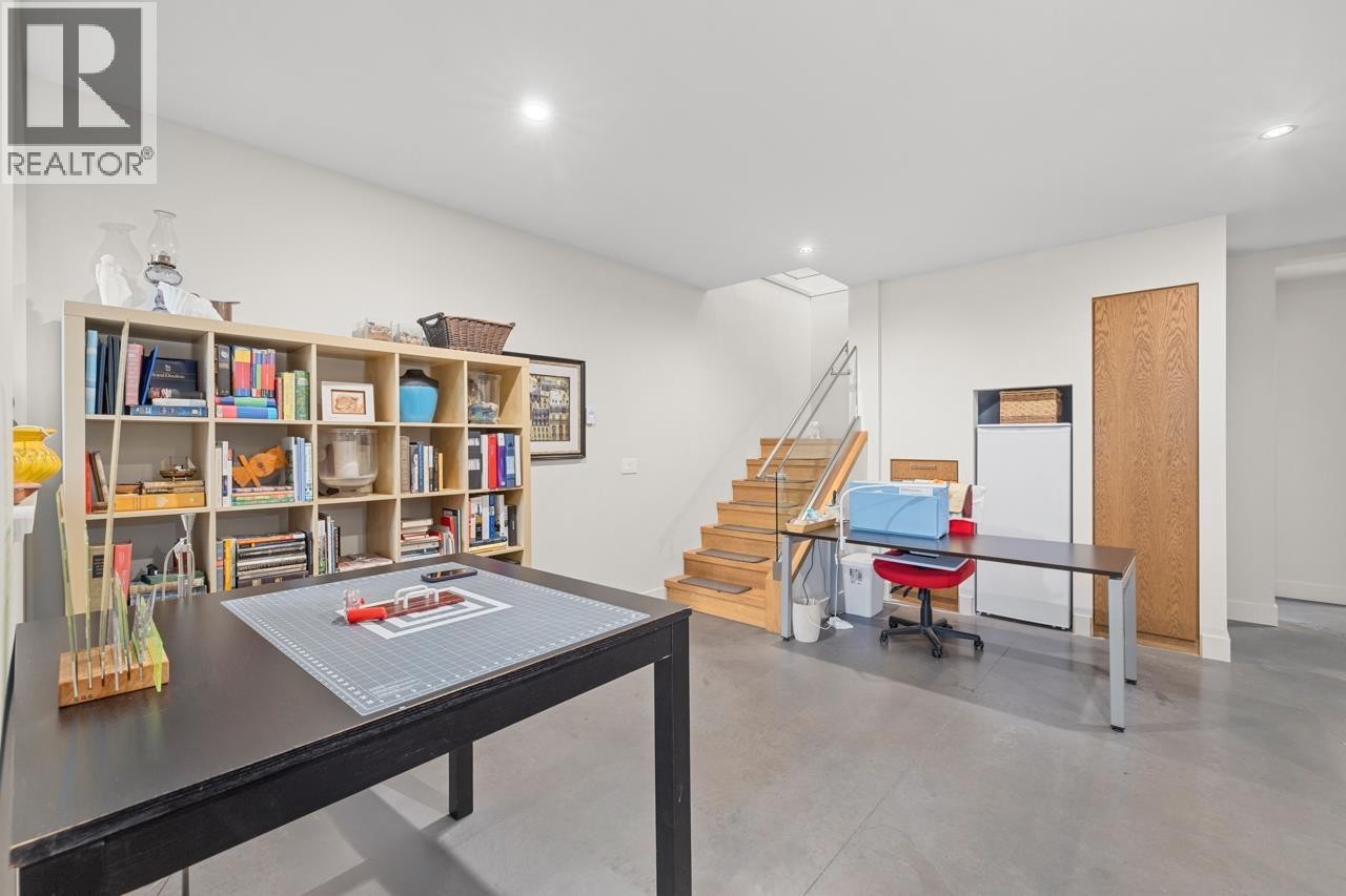 












1269 CLOVERLEY STREET

,
North Vancouver,




British Columbia
V7L1N7

