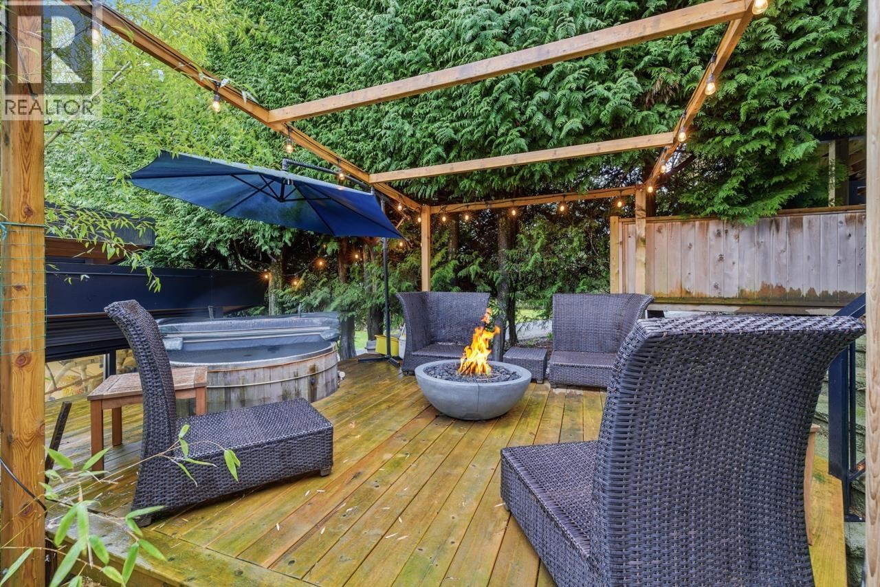 












1269 CLOVERLEY STREET

,
North Vancouver,




British Columbia
V7L1N7

