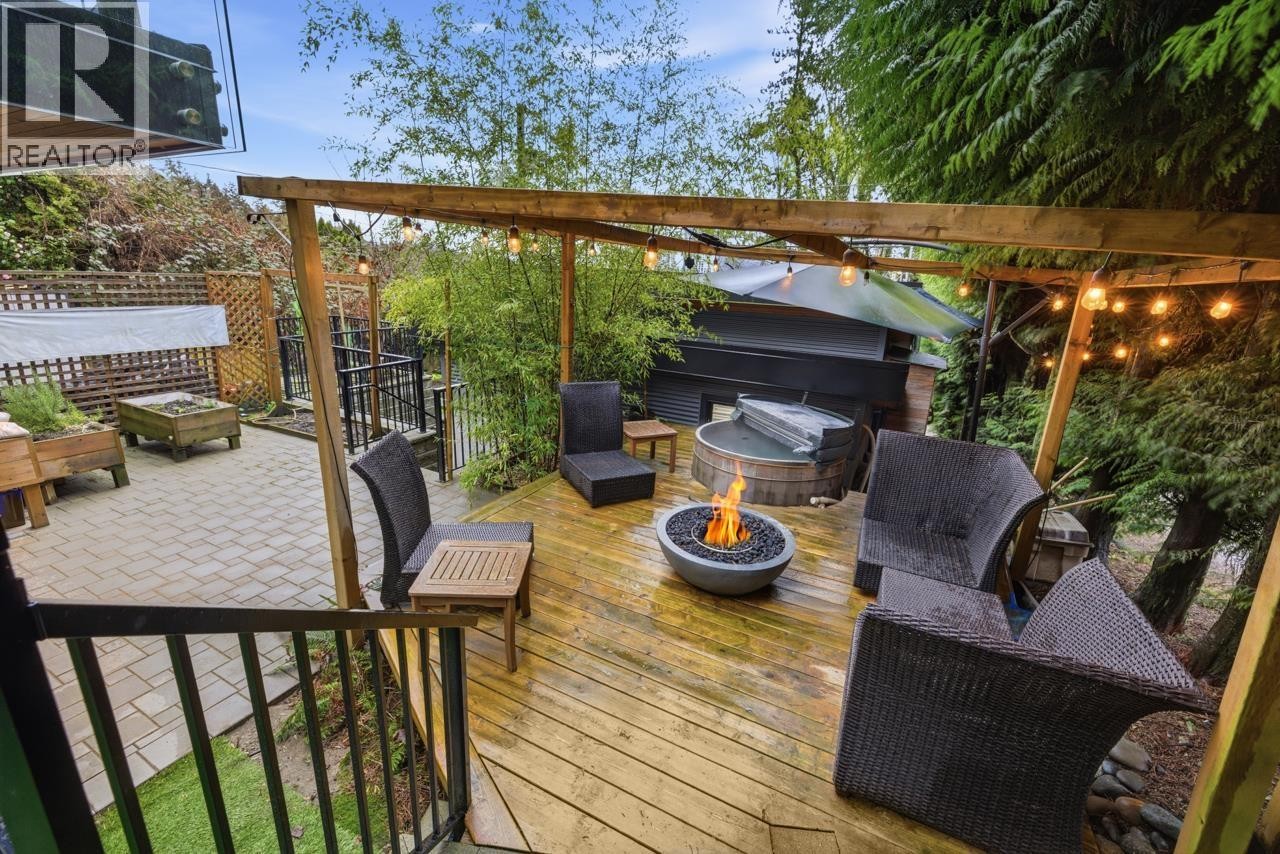 












1269 CLOVERLEY STREET

,
North Vancouver,




British Columbia
V7L1N7

