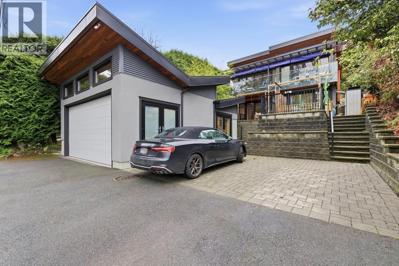 












1269 CLOVERLEY STREET

,
North Vancouver,




British Columbia
V7L1N7

