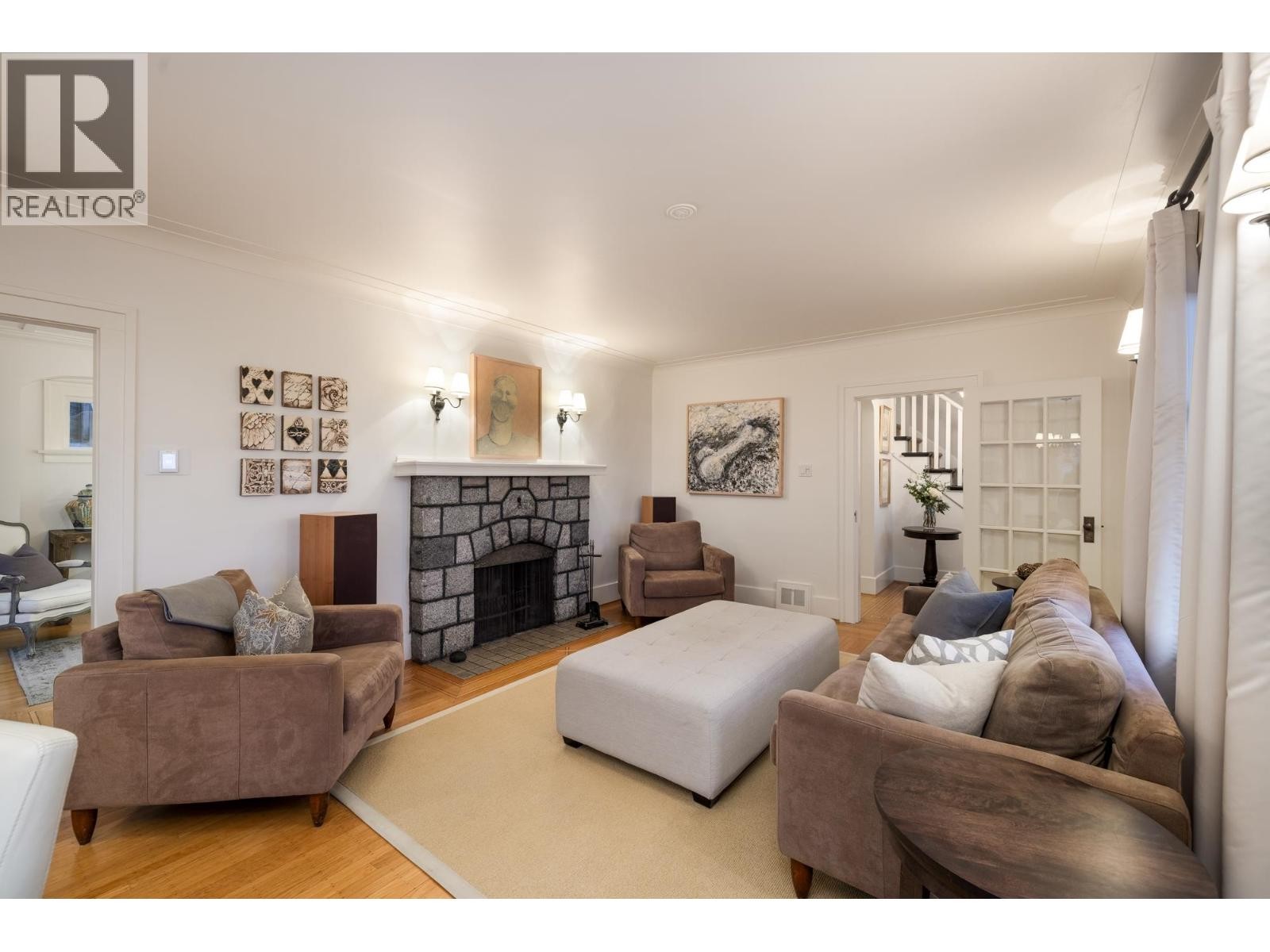 












402 BRAND STREET

,
North Vancouver,




British Columbia
V7N1E9

