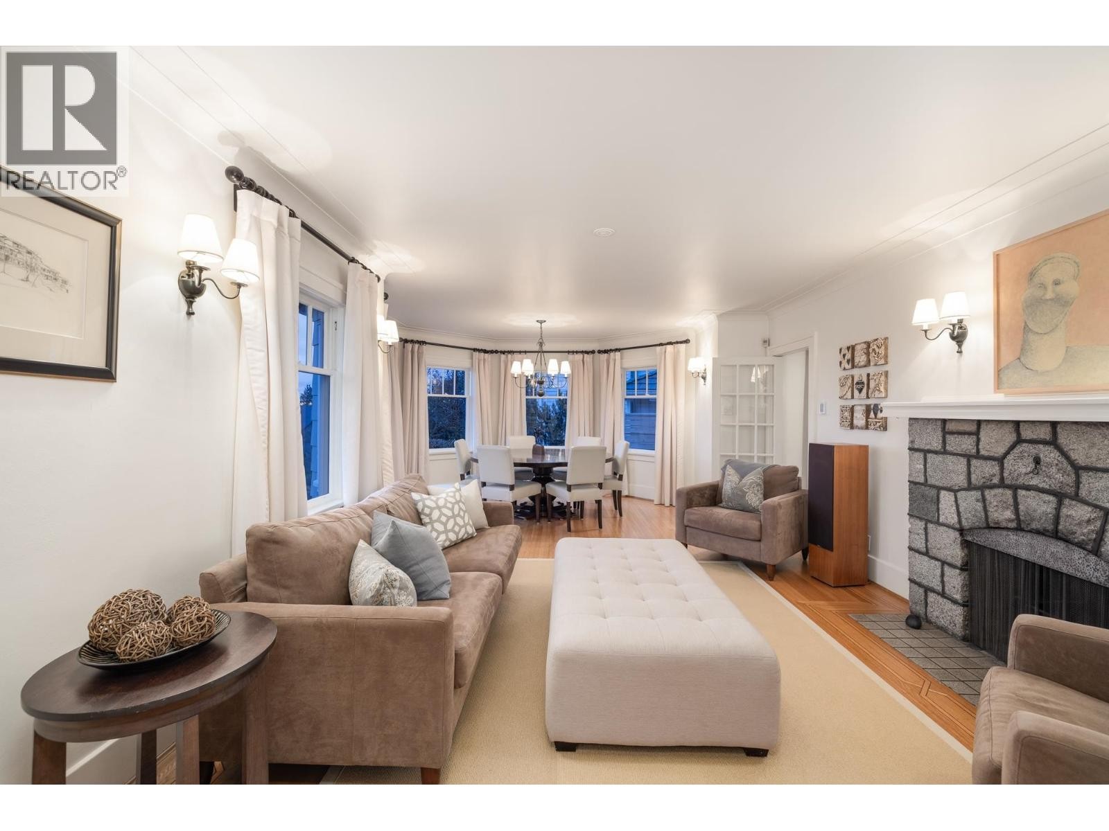 












402 BRAND STREET

,
North Vancouver,




British Columbia
V7N1E9

