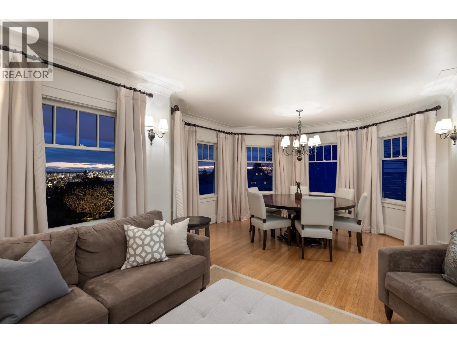 












402 BRAND STREET

,
North Vancouver,




British Columbia
V7N1E9

