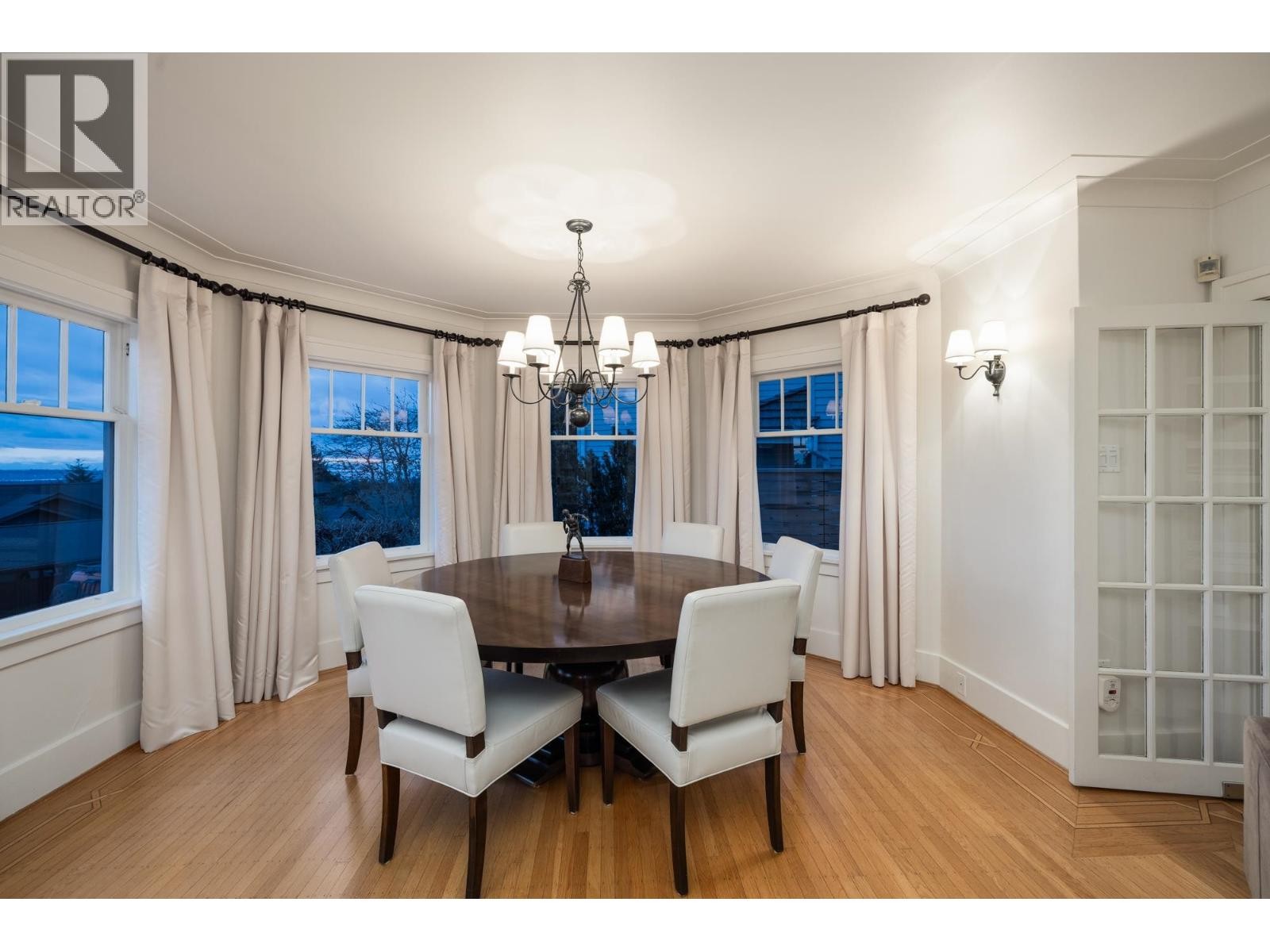 












402 BRAND STREET

,
North Vancouver,




British Columbia
V7N1E9

