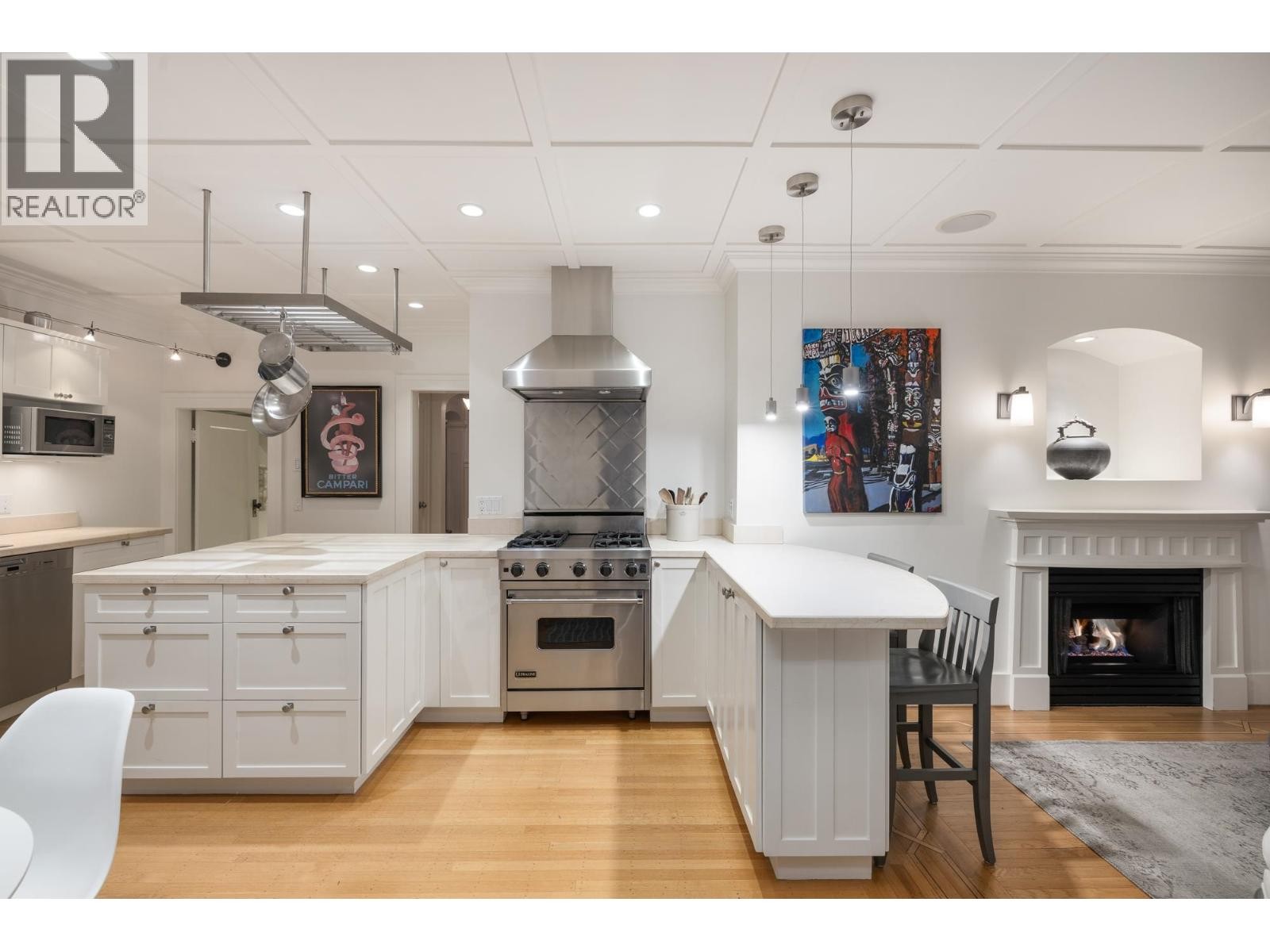 












402 BRAND STREET

,
North Vancouver,




British Columbia
V7N1E9

