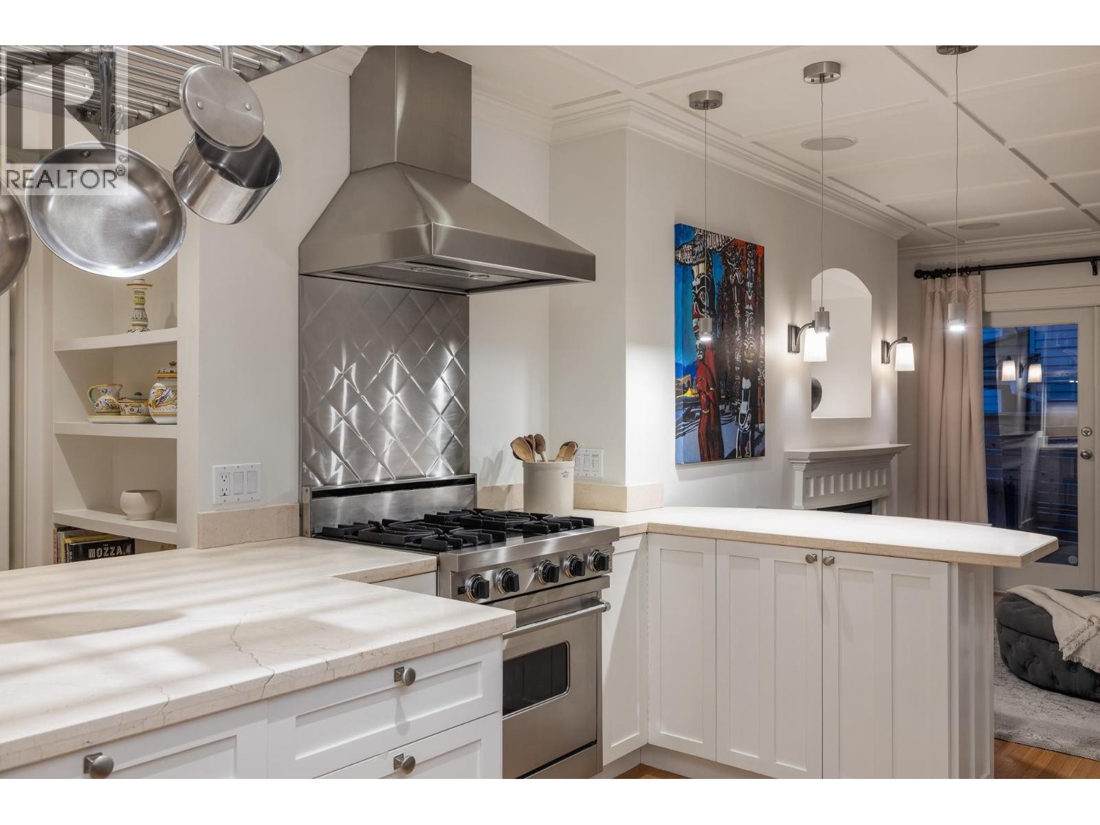 












402 BRAND STREET

,
North Vancouver,




British Columbia
V7N1E9

