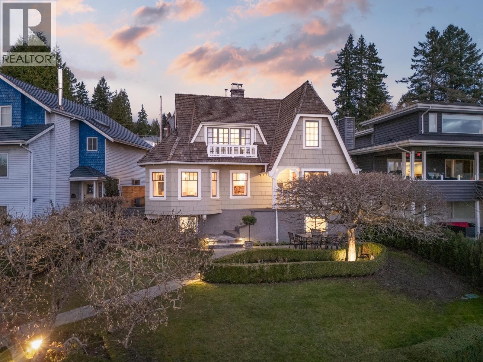 












402 BRAND STREET

,
North Vancouver,




British Columbia
V7N1E9

