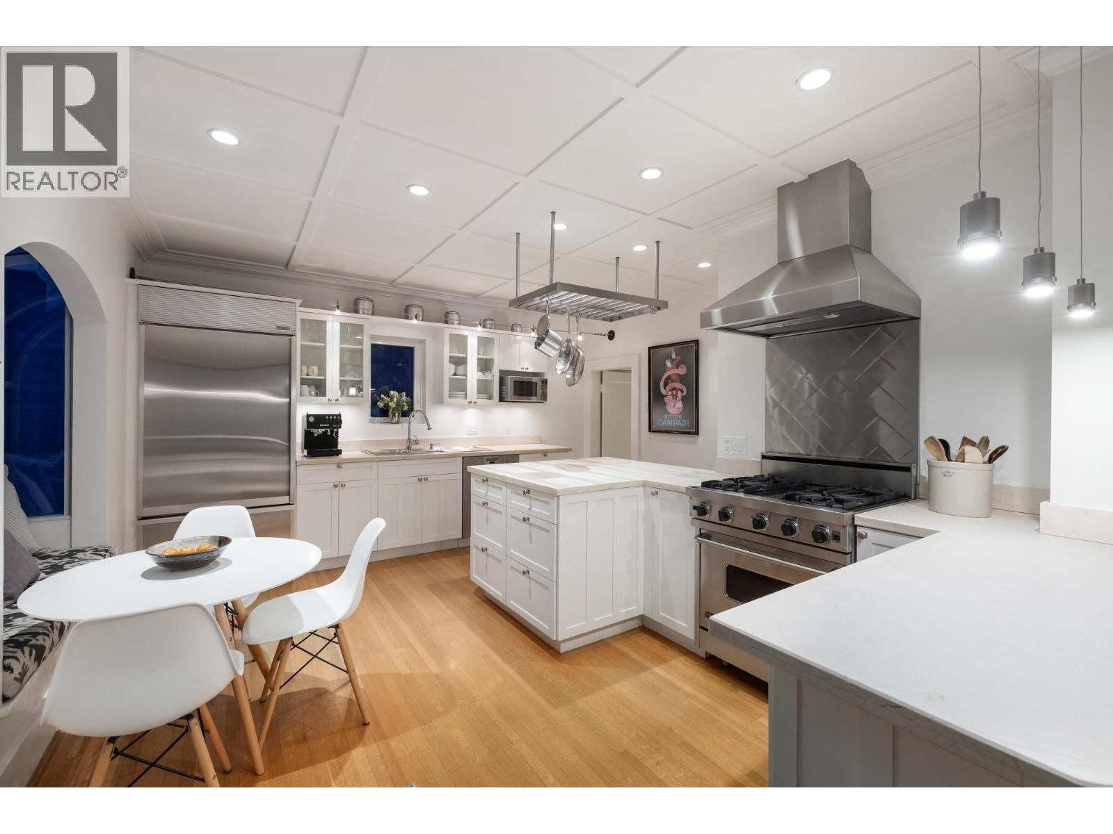 












402 BRAND STREET

,
North Vancouver,




British Columbia
V7N1E9

