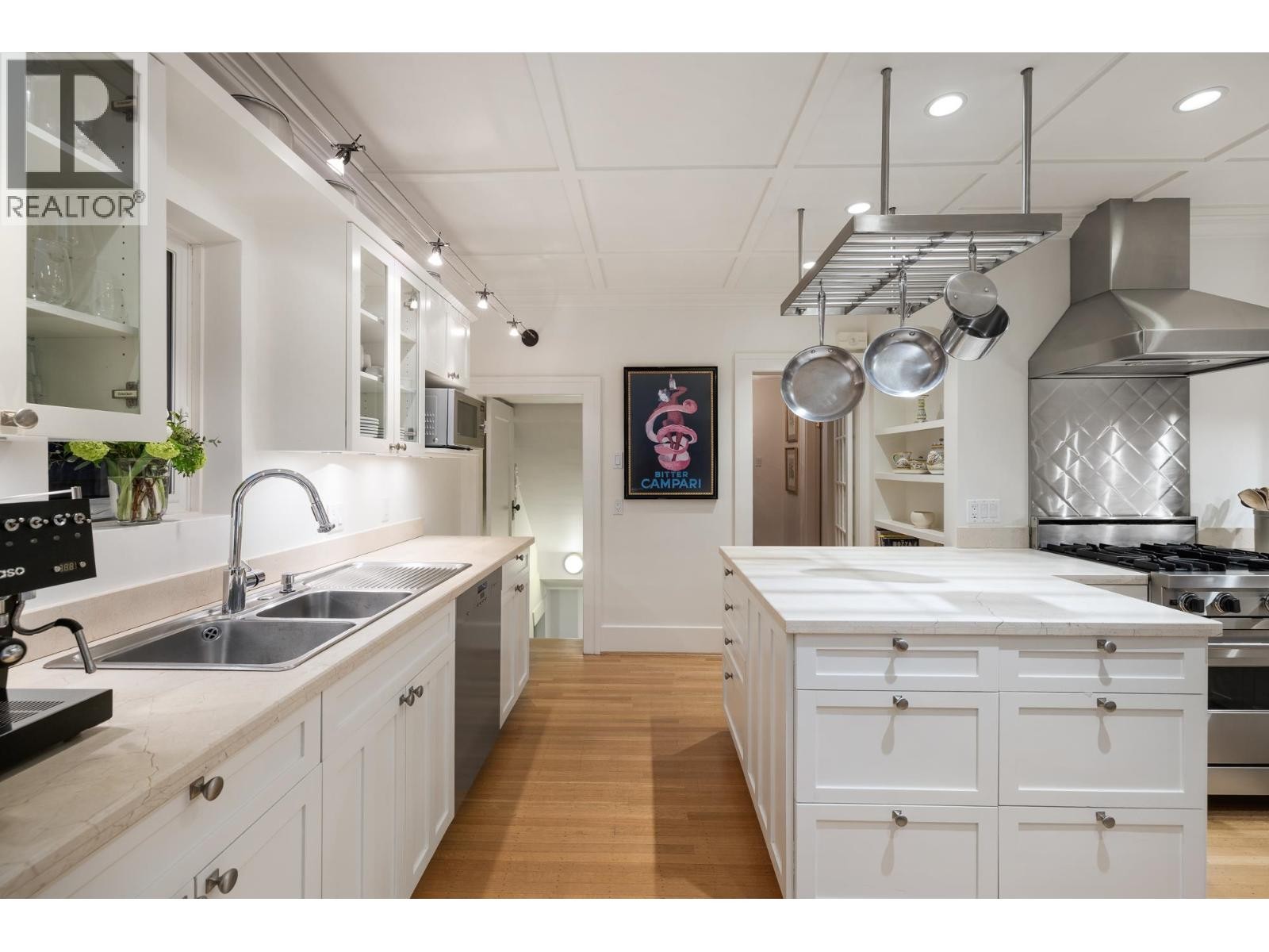 












402 BRAND STREET

,
North Vancouver,




British Columbia
V7N1E9

