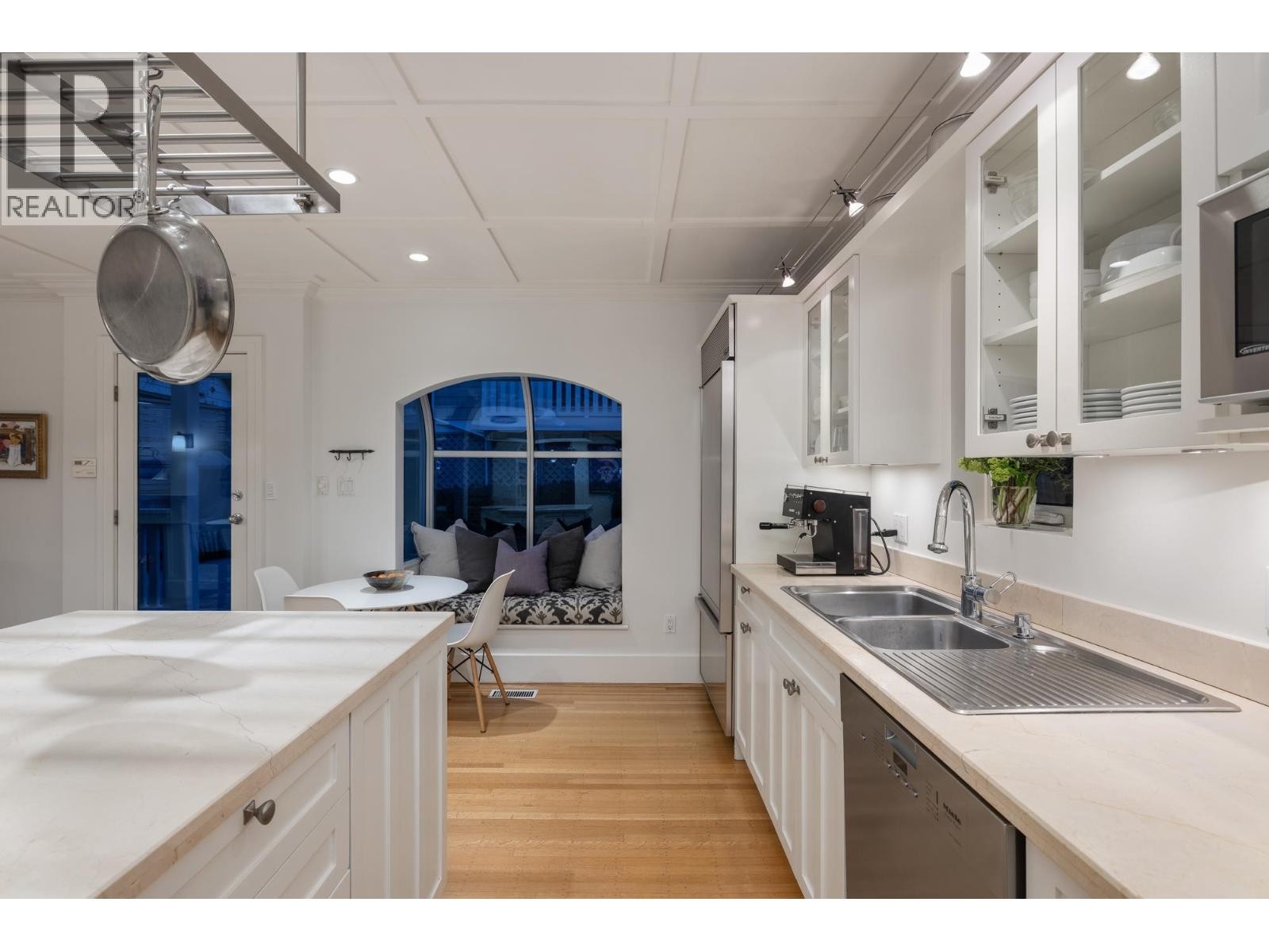 












402 BRAND STREET

,
North Vancouver,




British Columbia
V7N1E9

