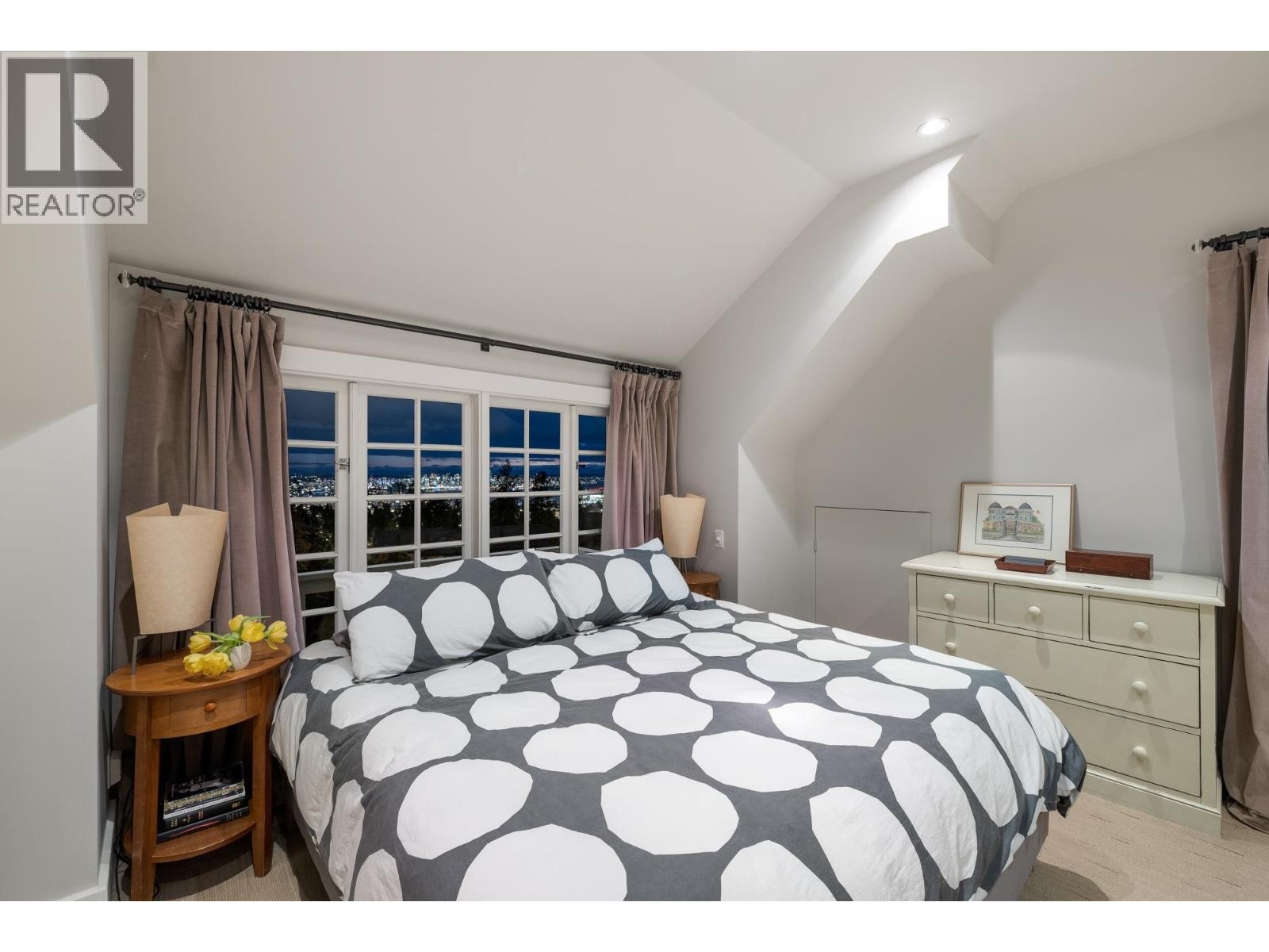 












402 BRAND STREET

,
North Vancouver,




British Columbia
V7N1E9

