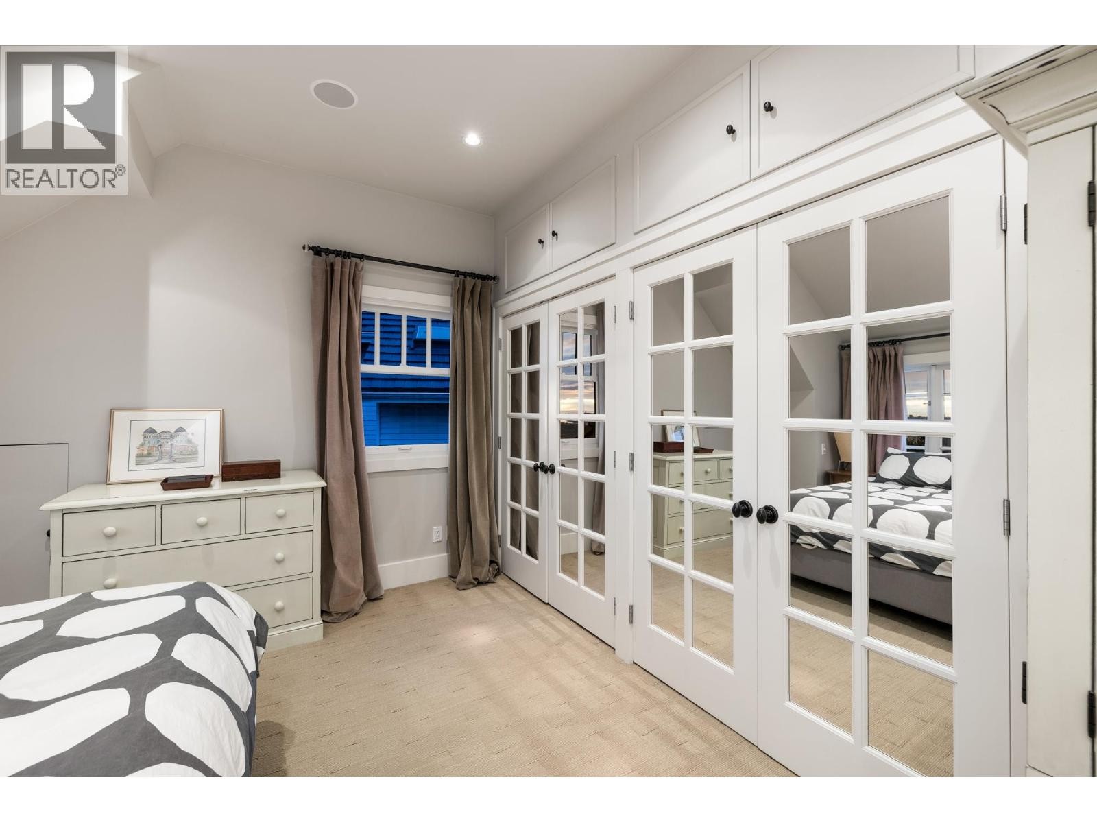 












402 BRAND STREET

,
North Vancouver,




British Columbia
V7N1E9

