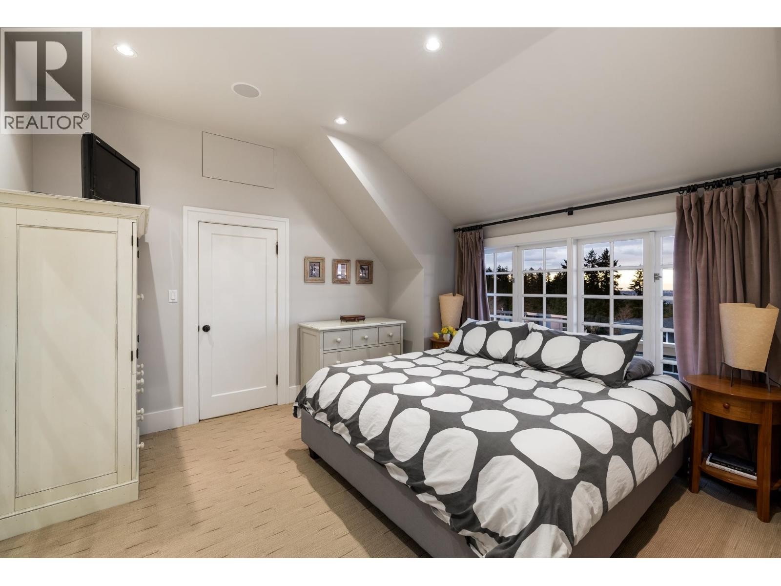 












402 BRAND STREET

,
North Vancouver,




British Columbia
V7N1E9

