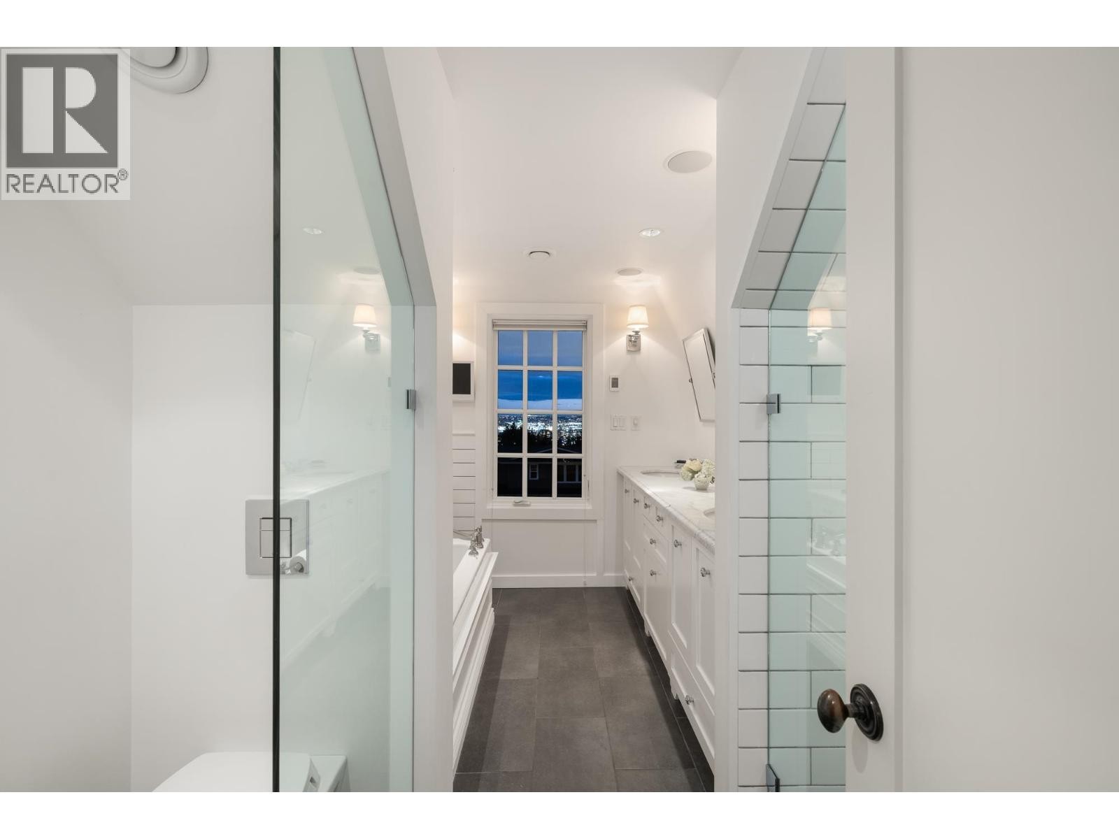 












402 BRAND STREET

,
North Vancouver,




British Columbia
V7N1E9

