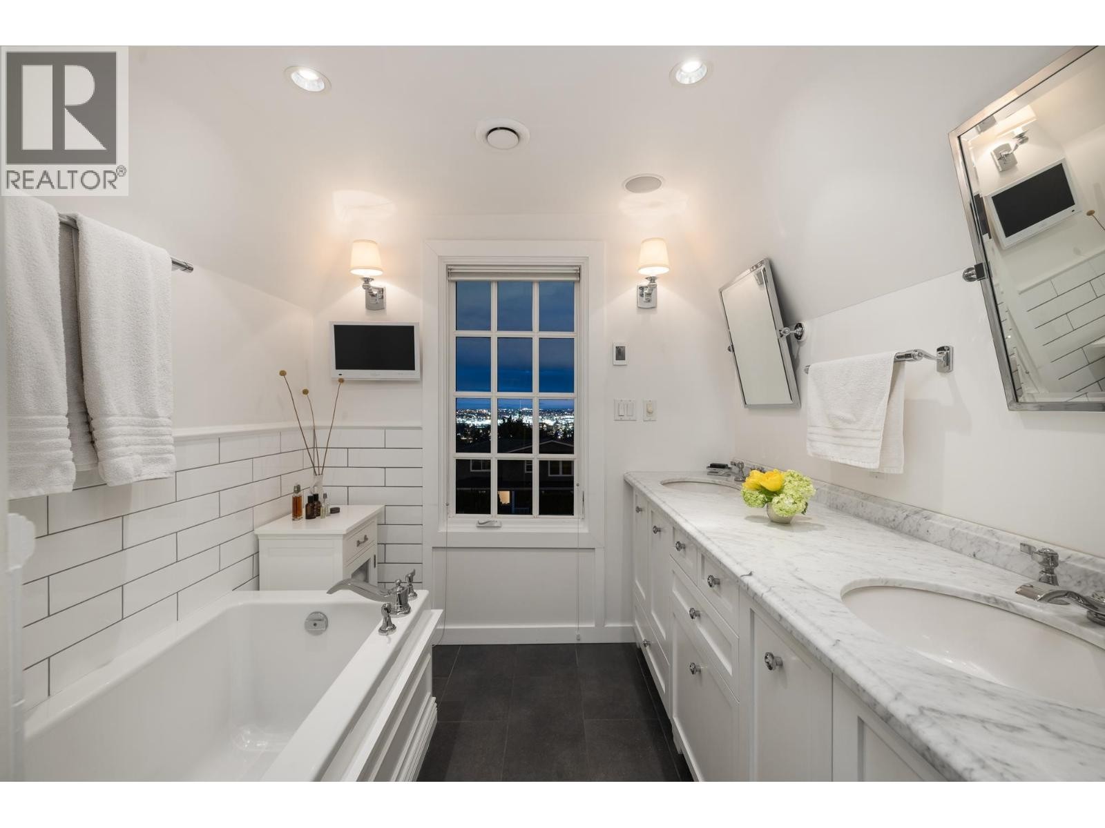 












402 BRAND STREET

,
North Vancouver,




British Columbia
V7N1E9

