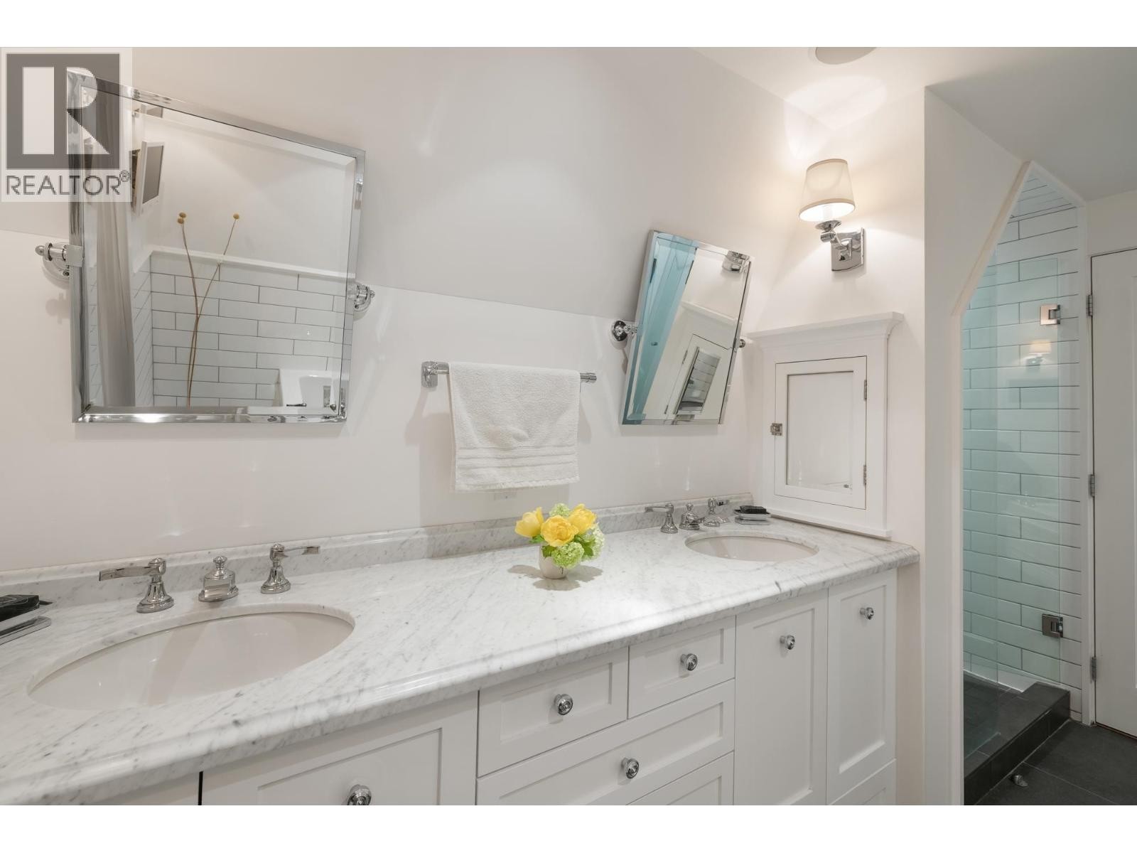 












402 BRAND STREET

,
North Vancouver,




British Columbia
V7N1E9

