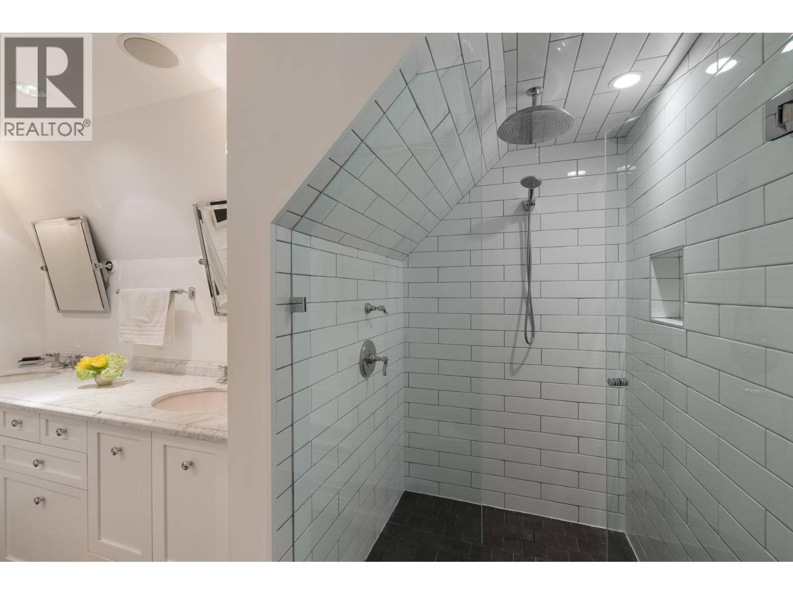 












402 BRAND STREET

,
North Vancouver,




British Columbia
V7N1E9

