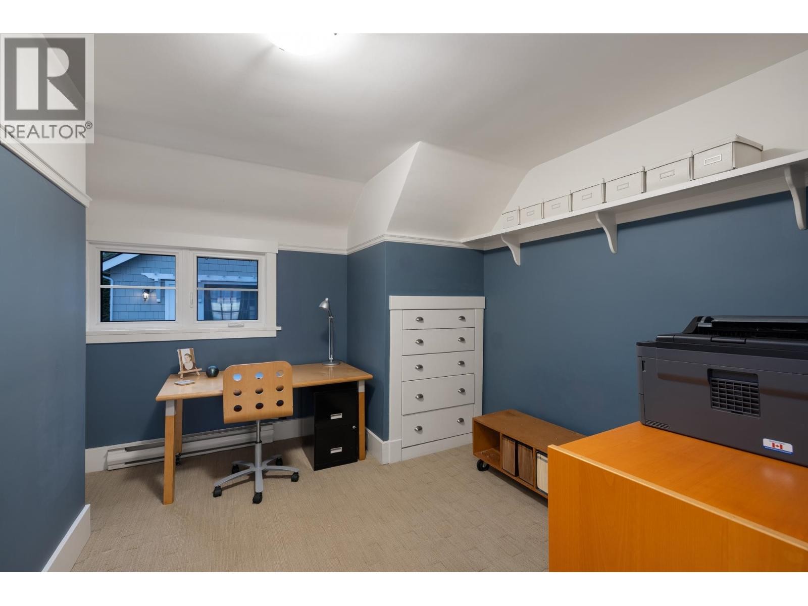 












402 BRAND STREET

,
North Vancouver,




British Columbia
V7N1E9

