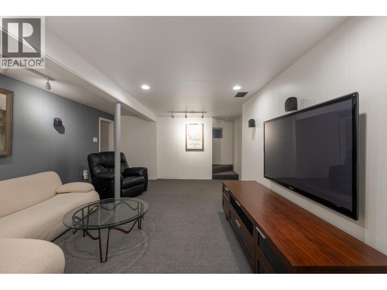 












402 BRAND STREET

,
North Vancouver,




British Columbia
V7N1E9

