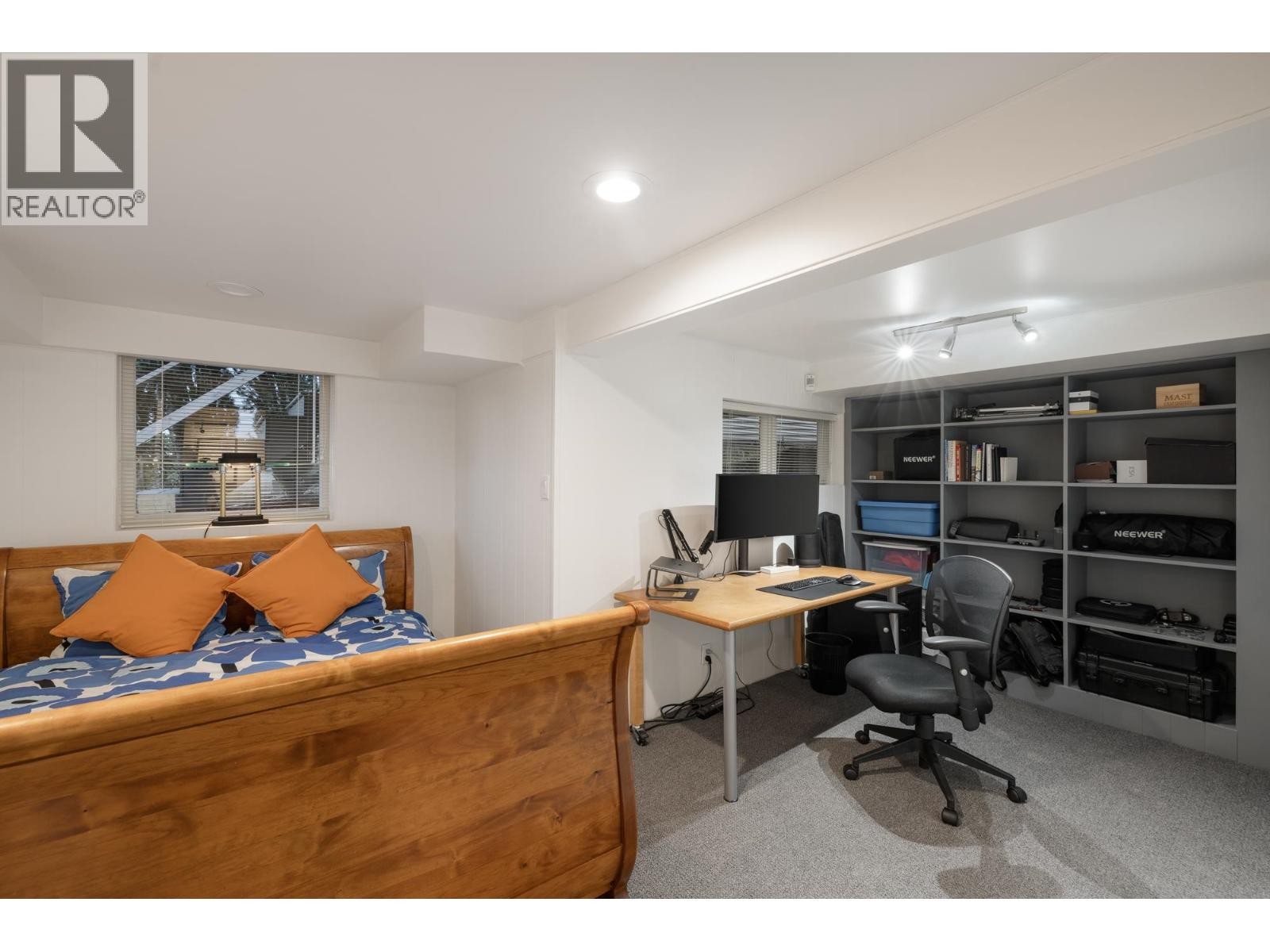 












402 BRAND STREET

,
North Vancouver,




British Columbia
V7N1E9

