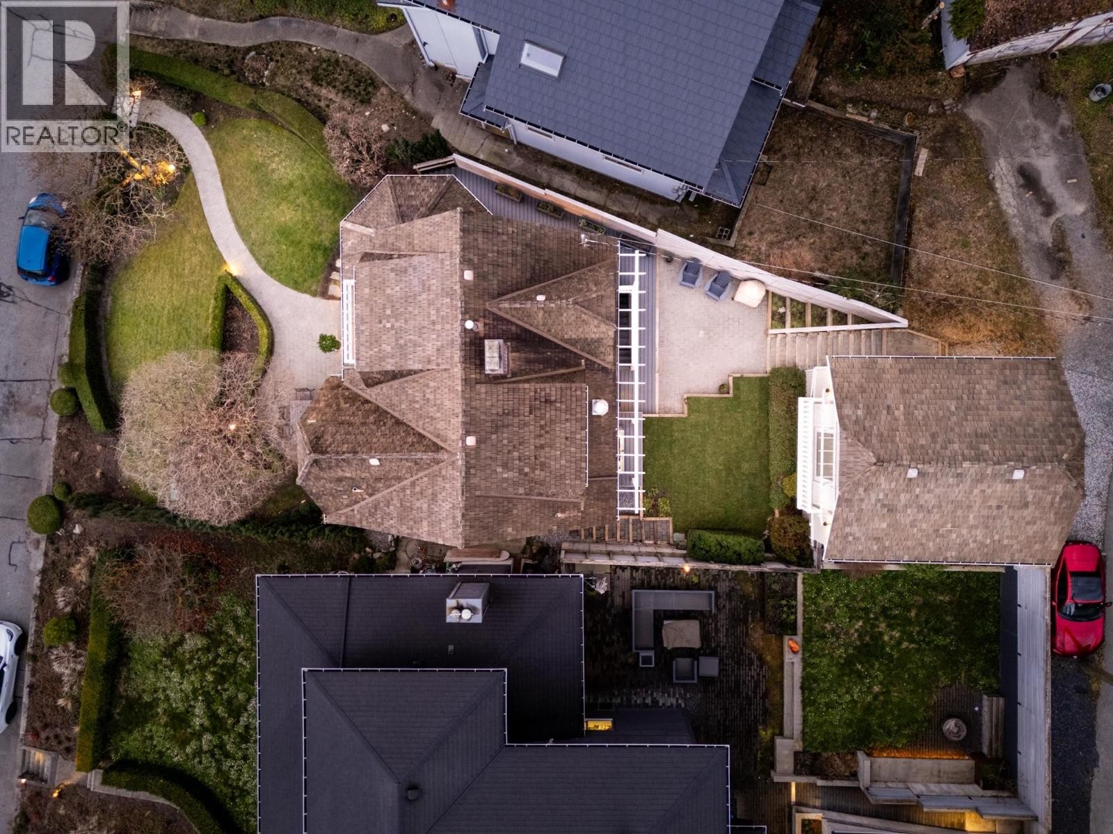 












402 BRAND STREET

,
North Vancouver,




British Columbia
V7N1E9

