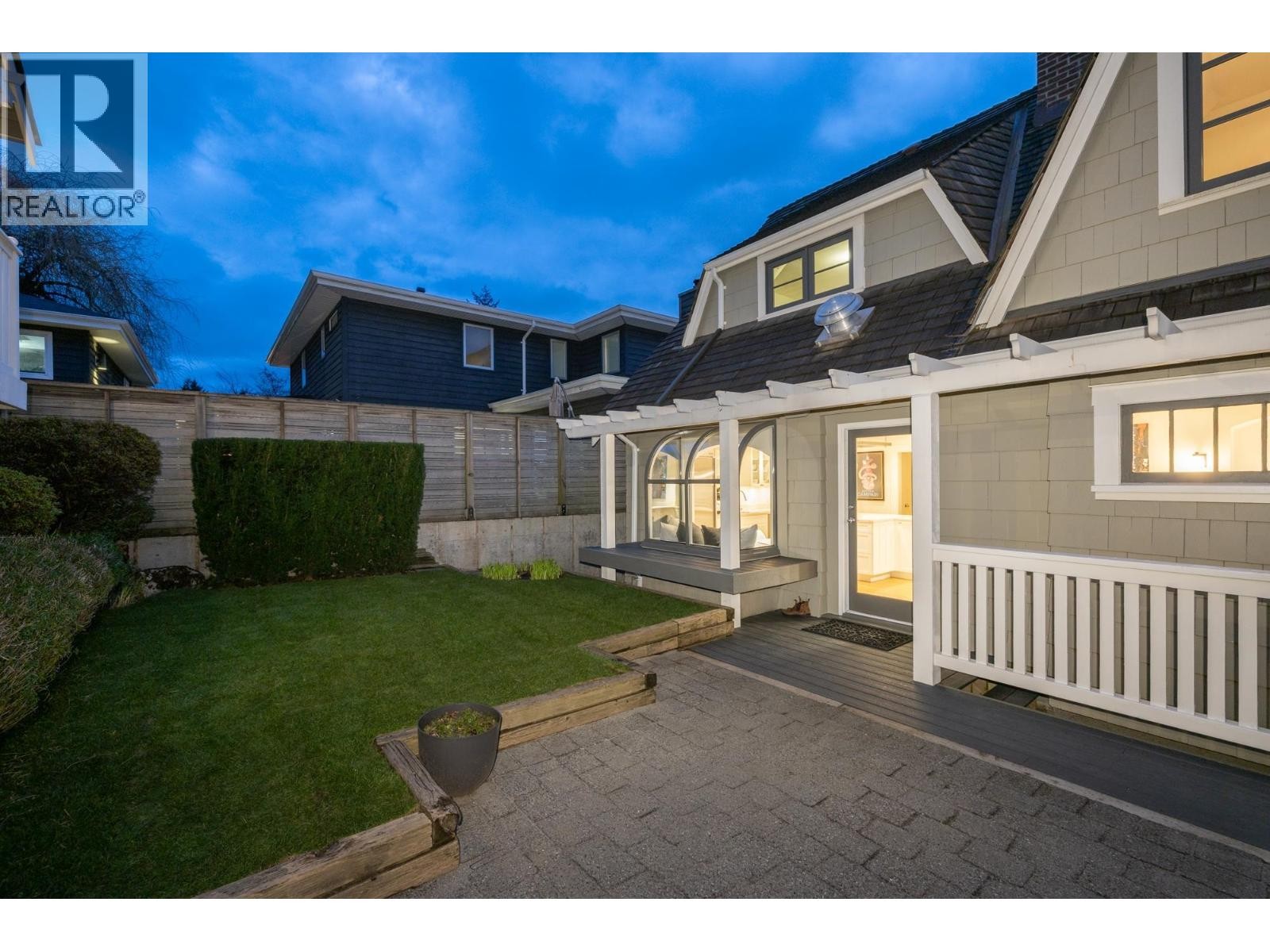 












402 BRAND STREET

,
North Vancouver,




British Columbia
V7N1E9

