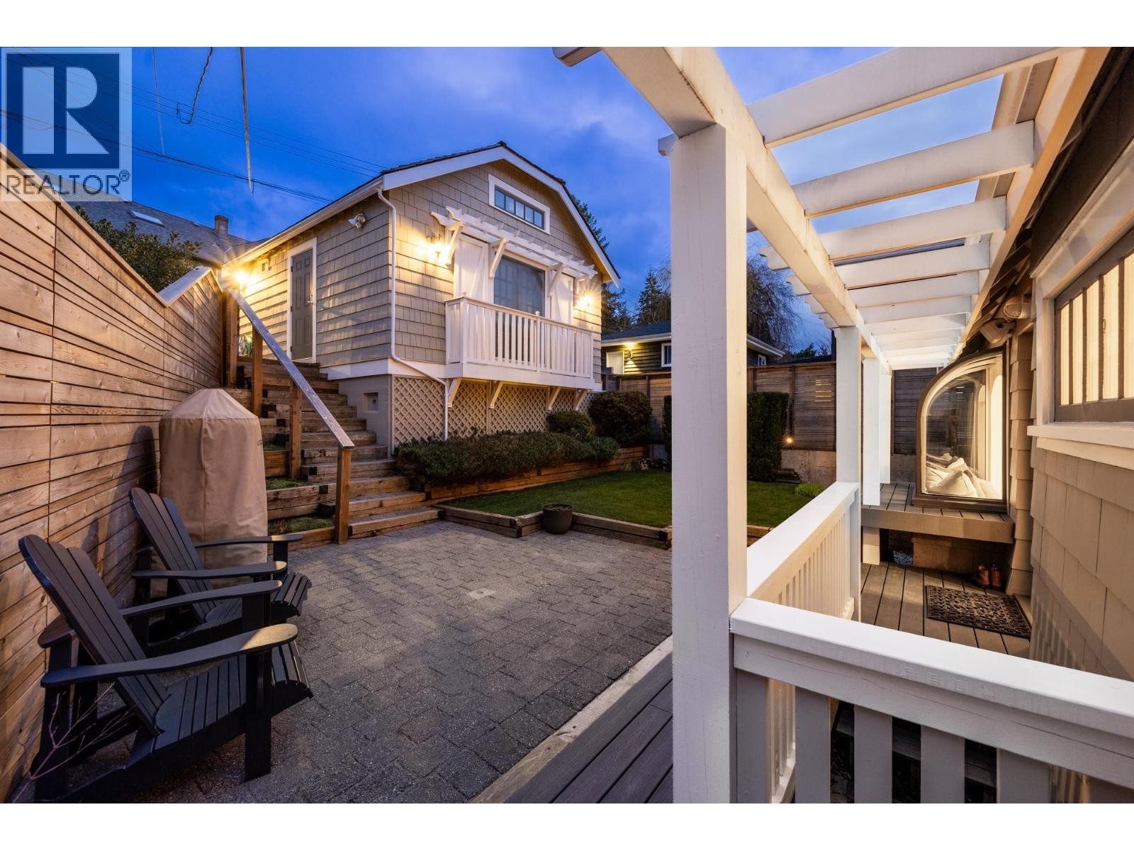 












402 BRAND STREET

,
North Vancouver,




British Columbia
V7N1E9

