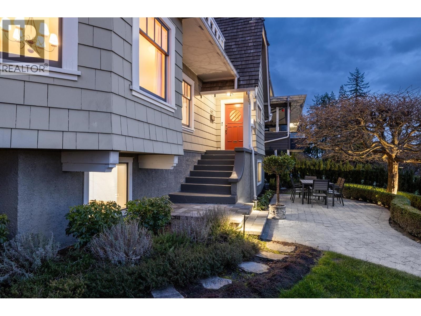 












402 BRAND STREET

,
North Vancouver,




British Columbia
V7N1E9

