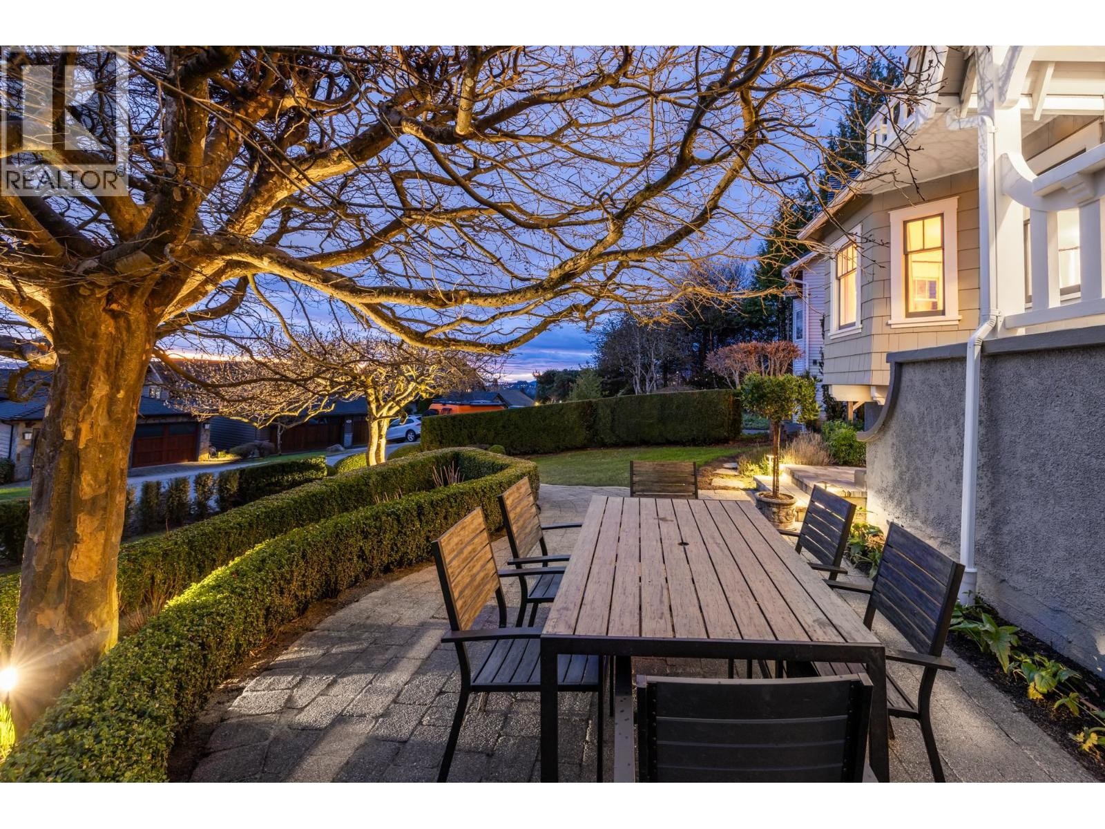 












402 BRAND STREET

,
North Vancouver,




British Columbia
V7N1E9

