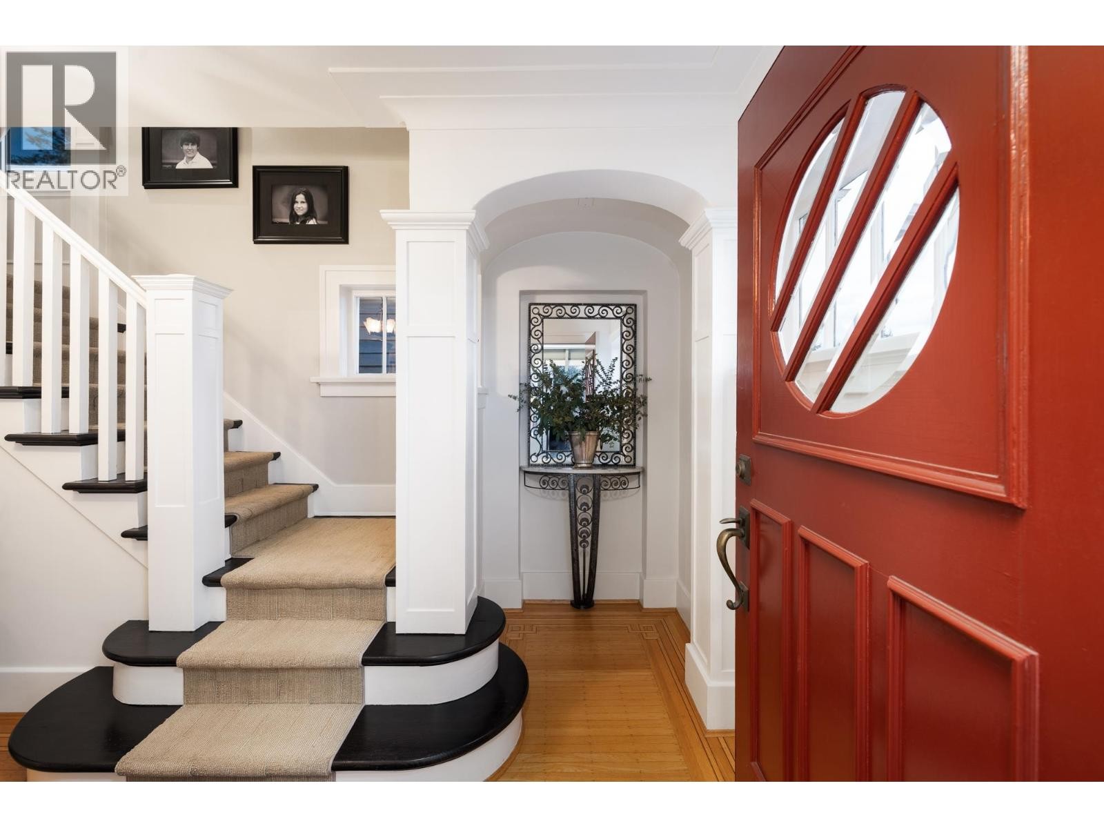 












402 BRAND STREET

,
North Vancouver,




British Columbia
V7N1E9

