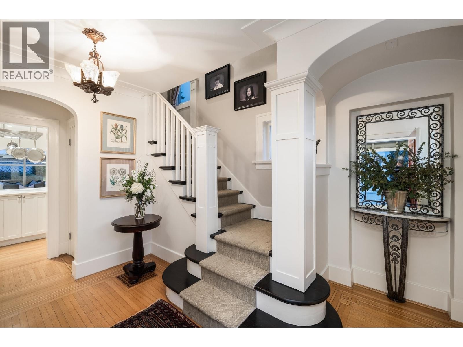 












402 BRAND STREET

,
North Vancouver,




British Columbia
V7N1E9

