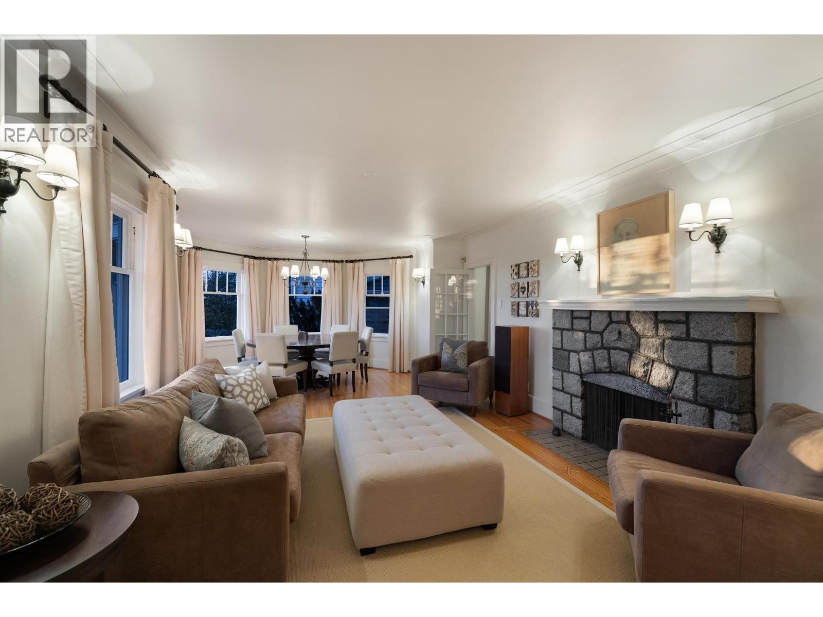 












402 BRAND STREET

,
North Vancouver,




British Columbia
V7N1E9

