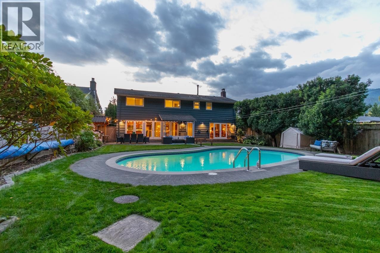 












2864 BUSHNELL PLACE

,
North Vancouver,




British Columbia
V7J2Y8

