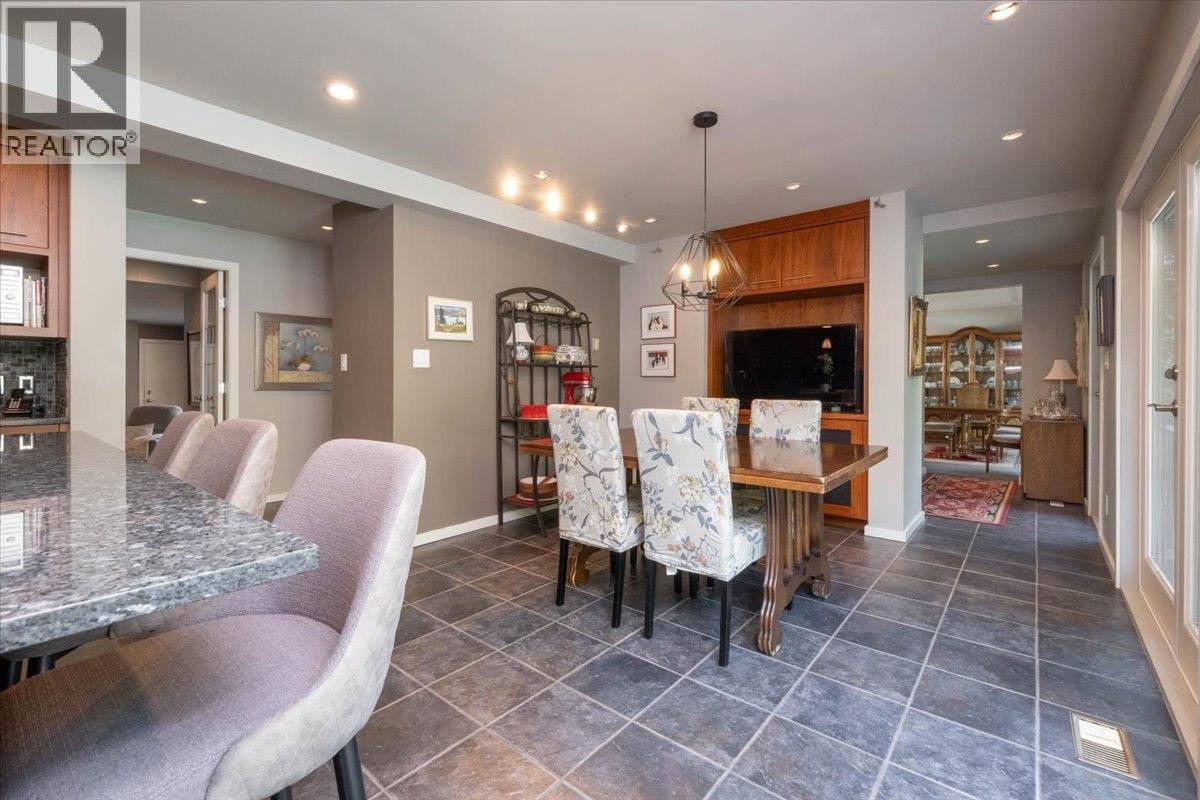 












2864 BUSHNELL PLACE

,
North Vancouver,




British Columbia
V7J2Y8

