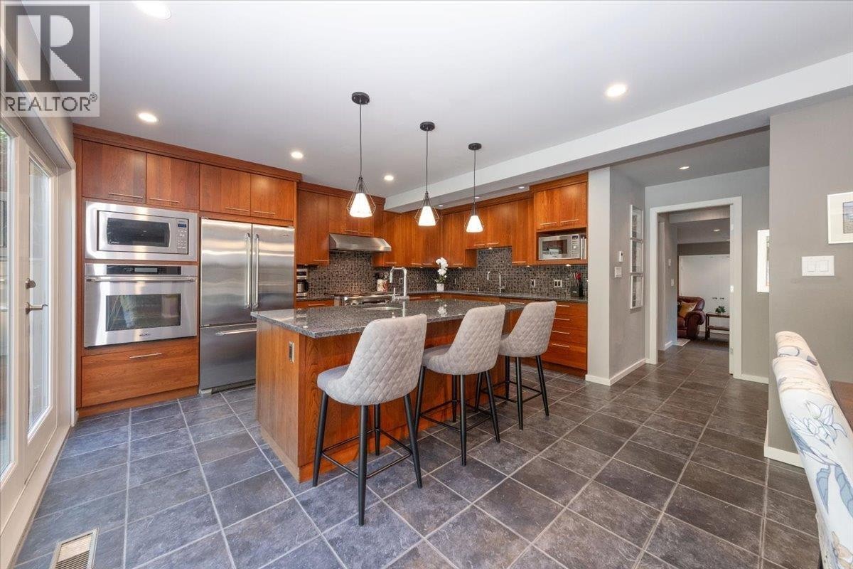 












2864 BUSHNELL PLACE

,
North Vancouver,




British Columbia
V7J2Y8

