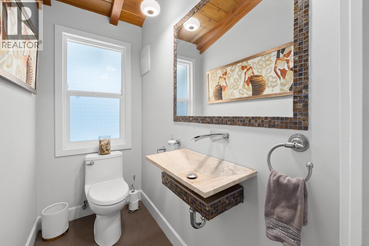 












145 E KENSINGTON ROAD

,
North Vancouver,




British Columbia
V7N1P2

