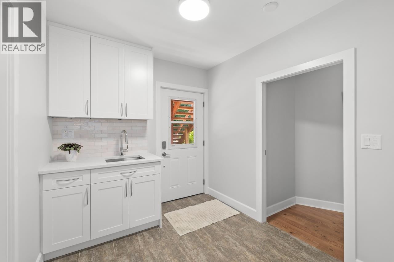 












145 E KENSINGTON ROAD

,
North Vancouver,




British Columbia
V7N1P2

