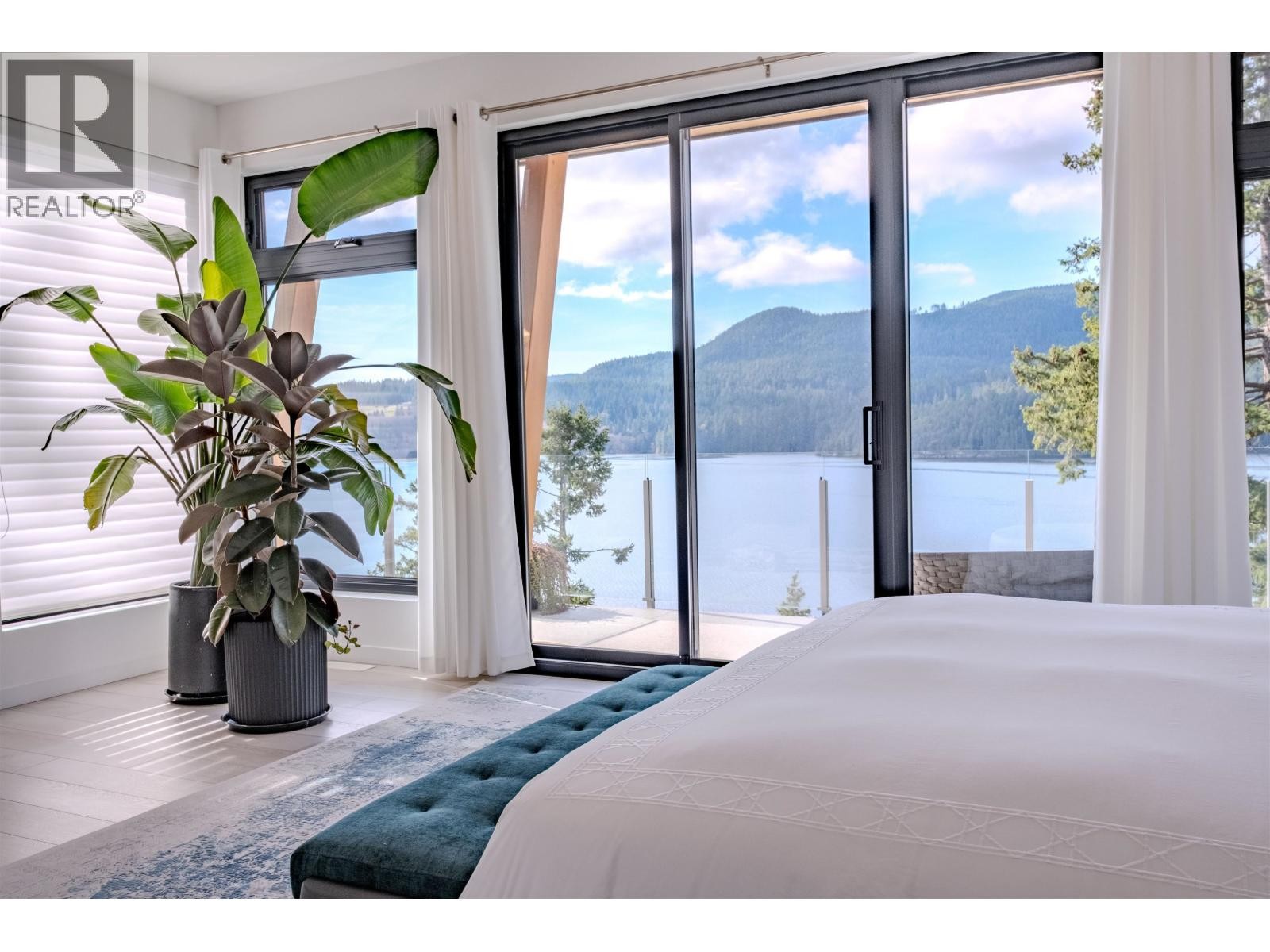 












6101 -6099 CORACLE DRIVE

,
Sechelt,




British Columbia
V7Z0C9

