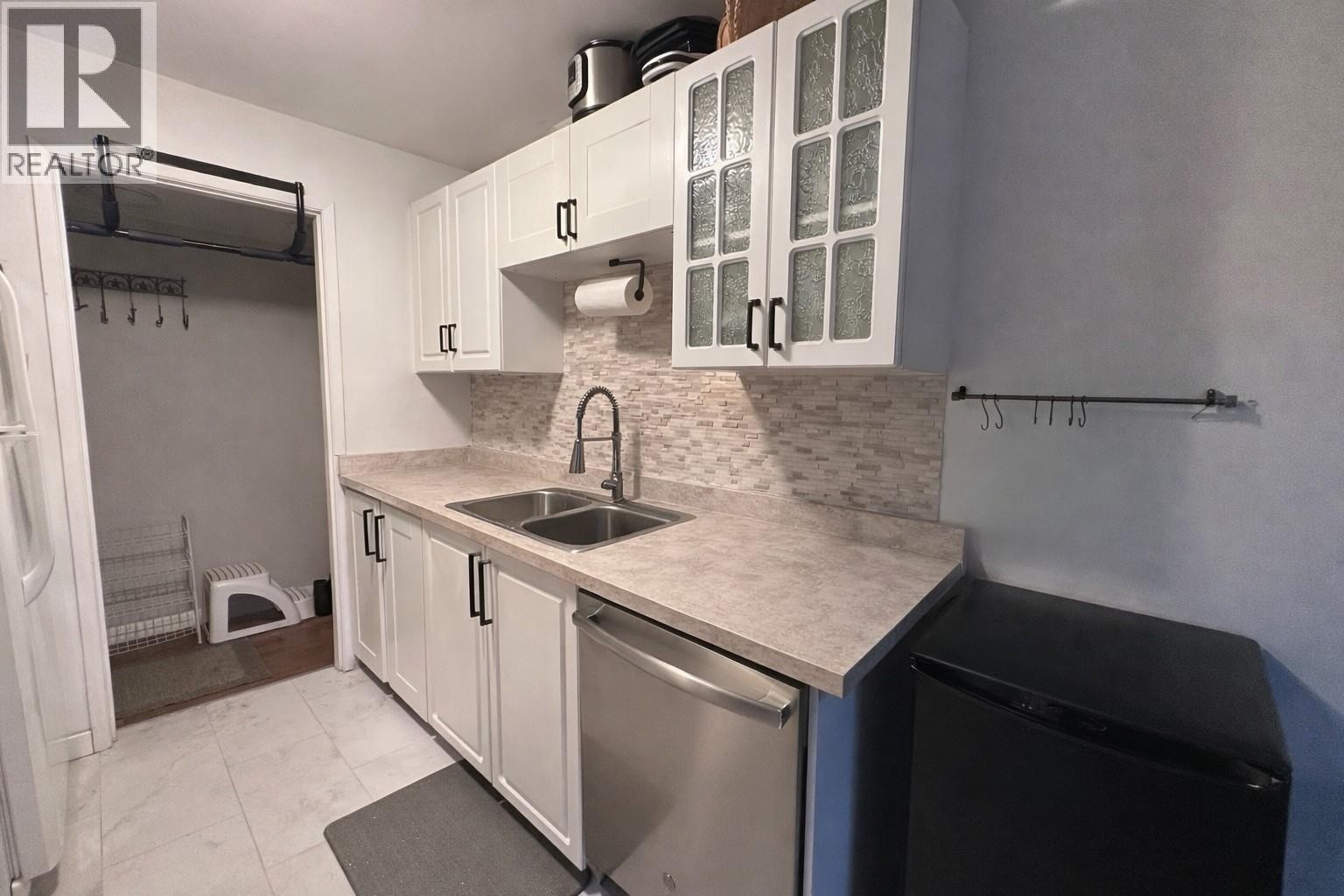 












5 38171 WESTWAY AVENUE

,
Squamish,




British Columbia
V8B0Y4

