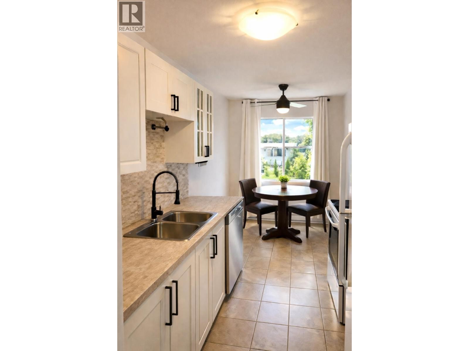 












5 38171 WESTWAY AVENUE

,
Squamish,




British Columbia
V8B0Y4

